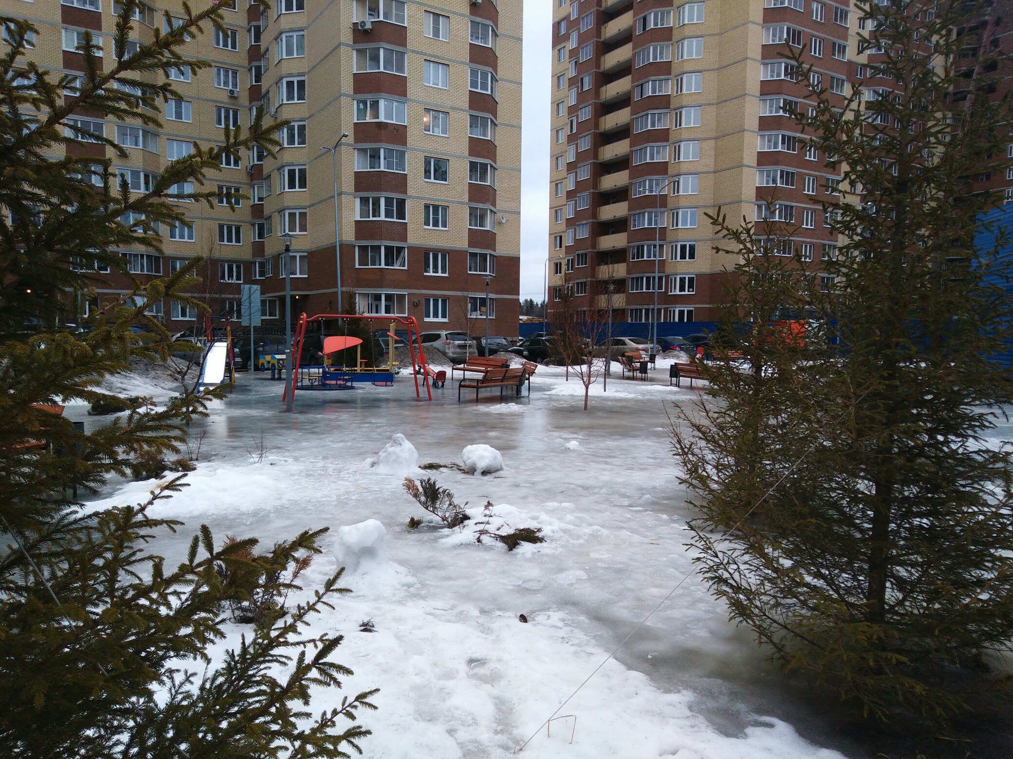 Каток на минской улице.