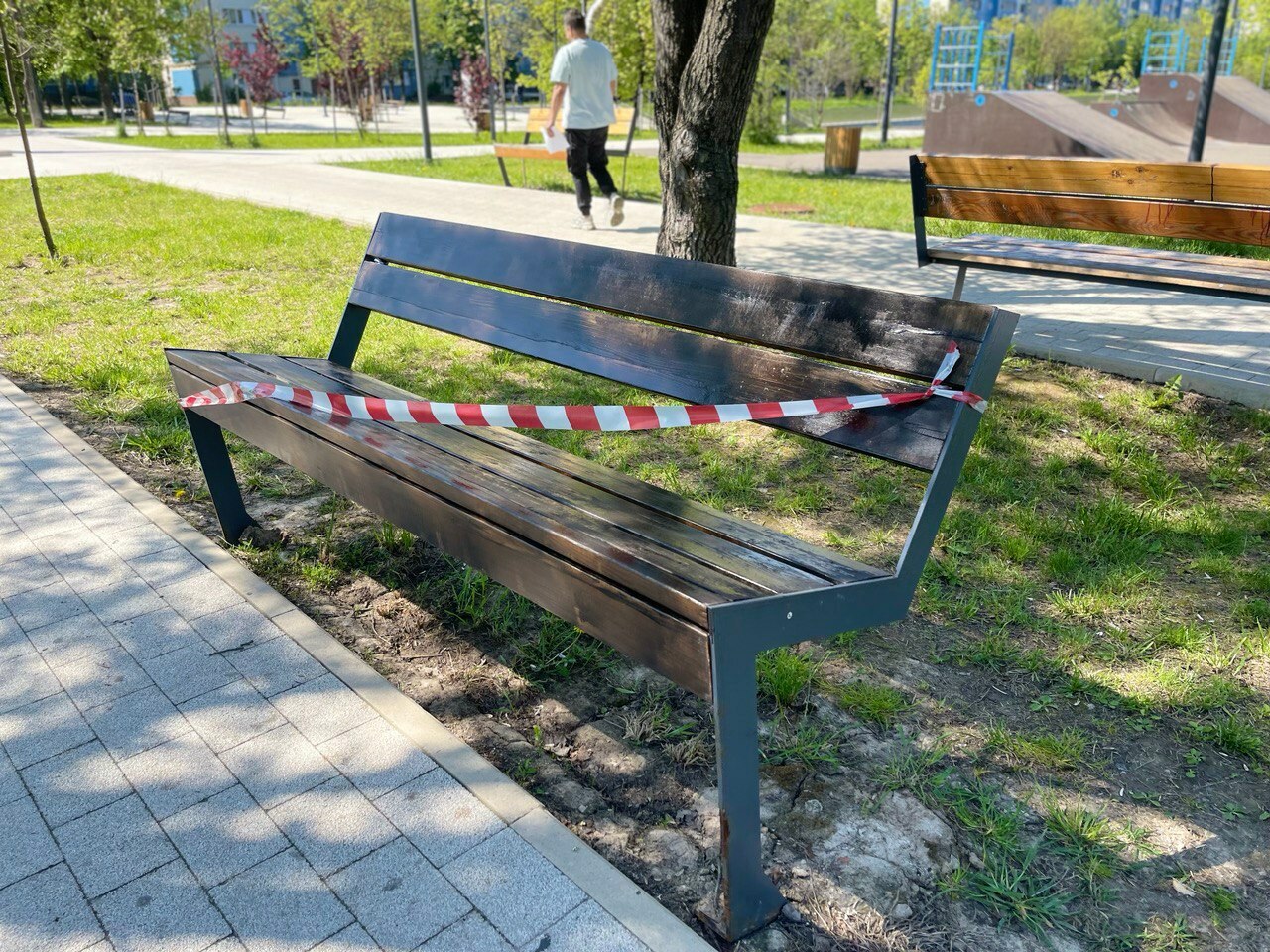 Лавочки начали окрашивать. Будьте внимательны.