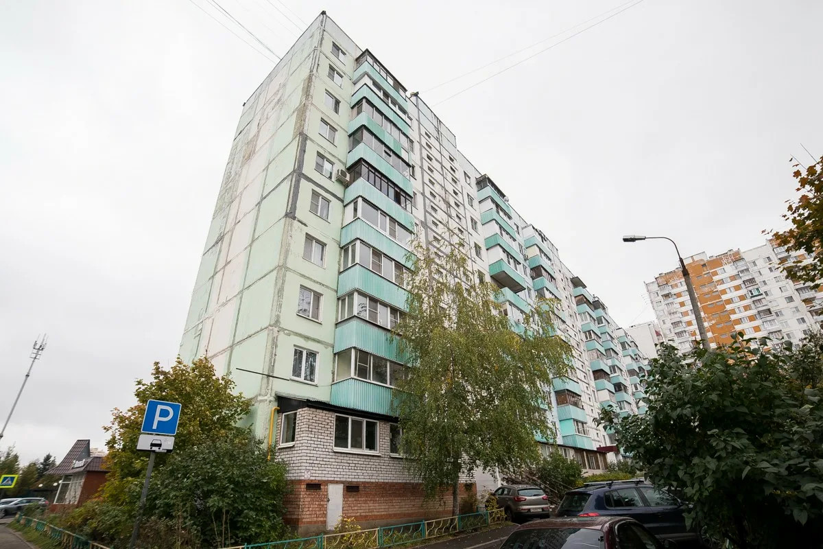 У дома 6 по улице Победы сносит ветром облицовку балконов. Б