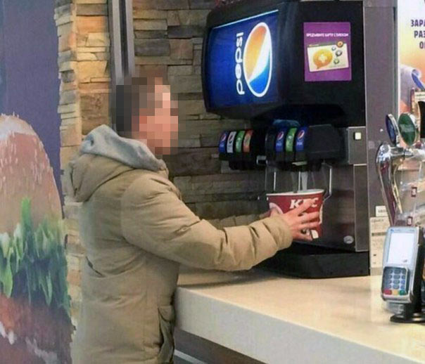 Доширак заваривает