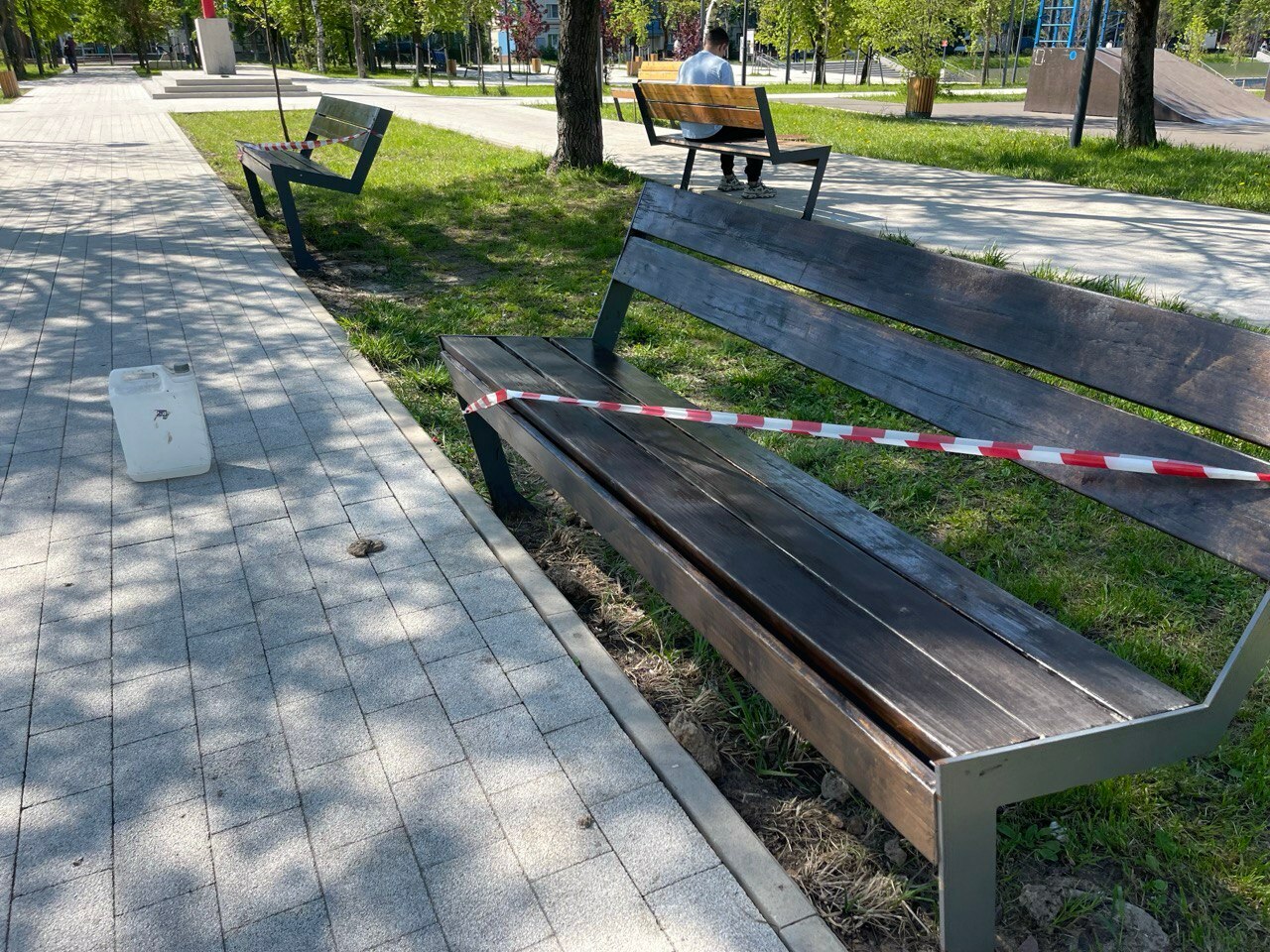 Лавочки начали окрашивать. Будьте внимательны. — Краснознаменск
