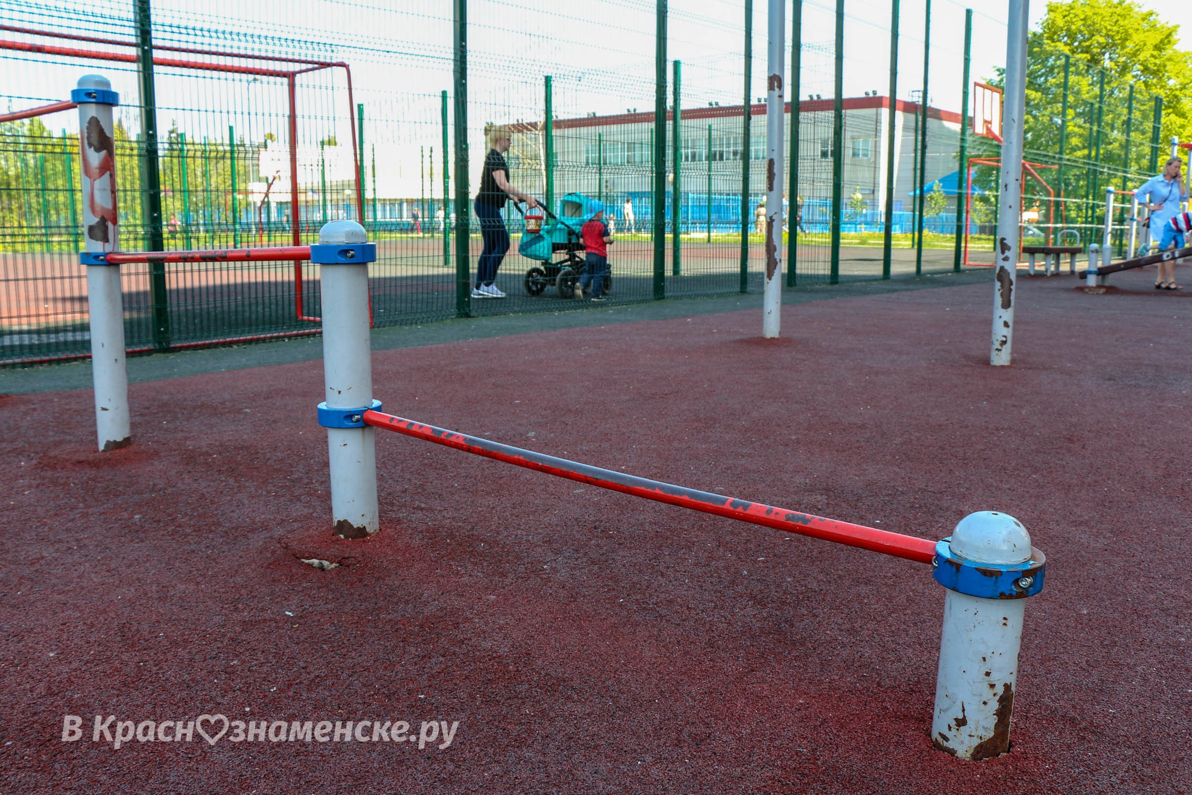 Связисты. Прорезиненное покрытие на спортивной площадке давн