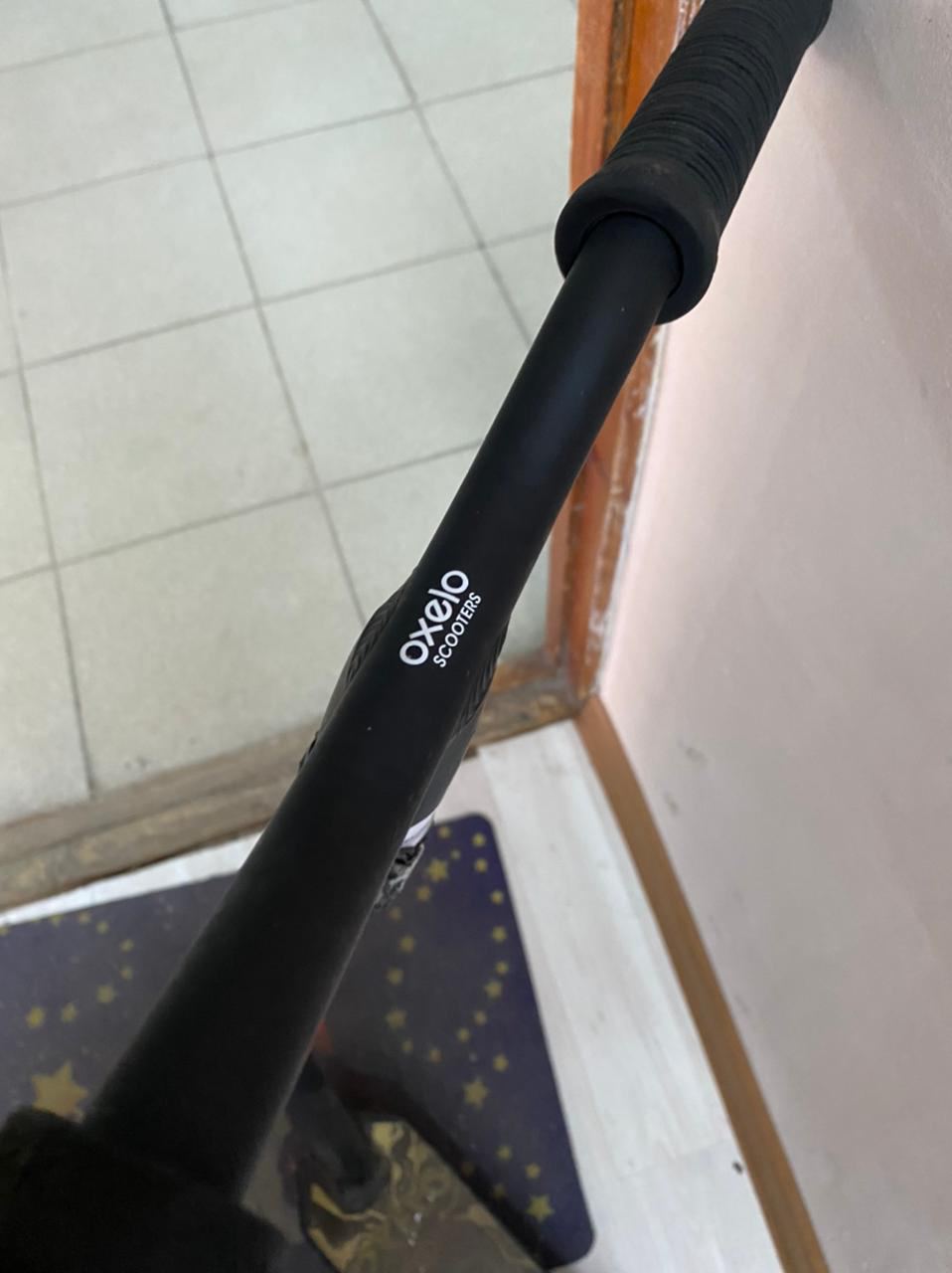Найден самокат: Самокат марки OXELO SCOOTERS с красными колё