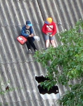 Дети забрались на крышу. Не 17 этаж, конечно, но шею свернут