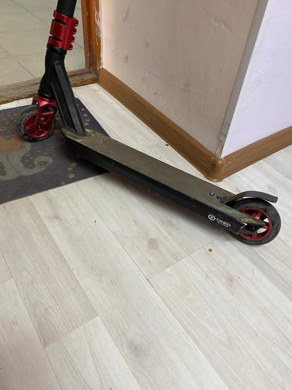Найден самокат: Самокат марки OXELO SCOOTERS с красными колё