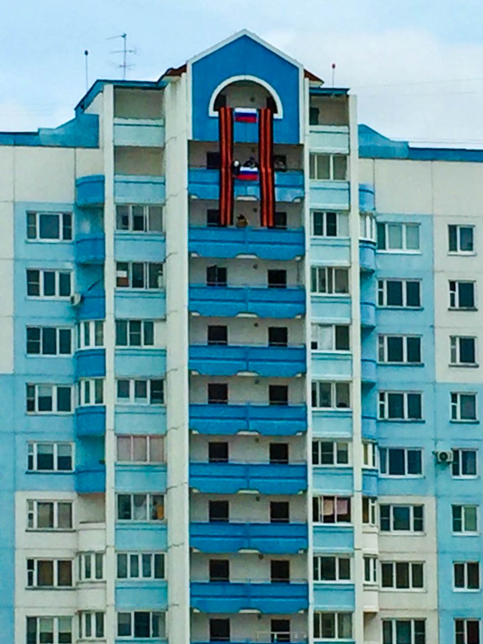 Тем временем на Связистах