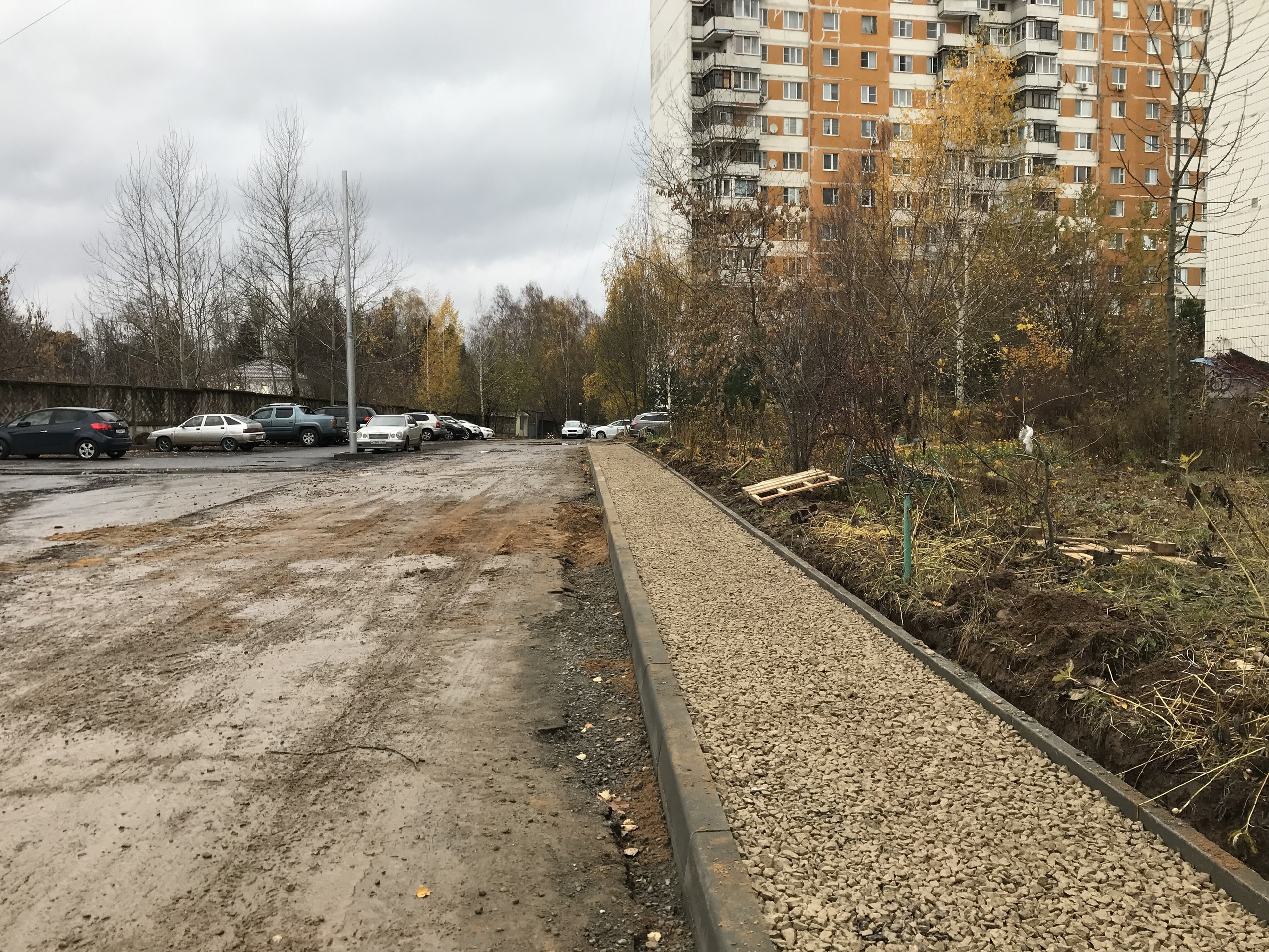 Продолжаются работы по благоустройству территории на ул. Поб