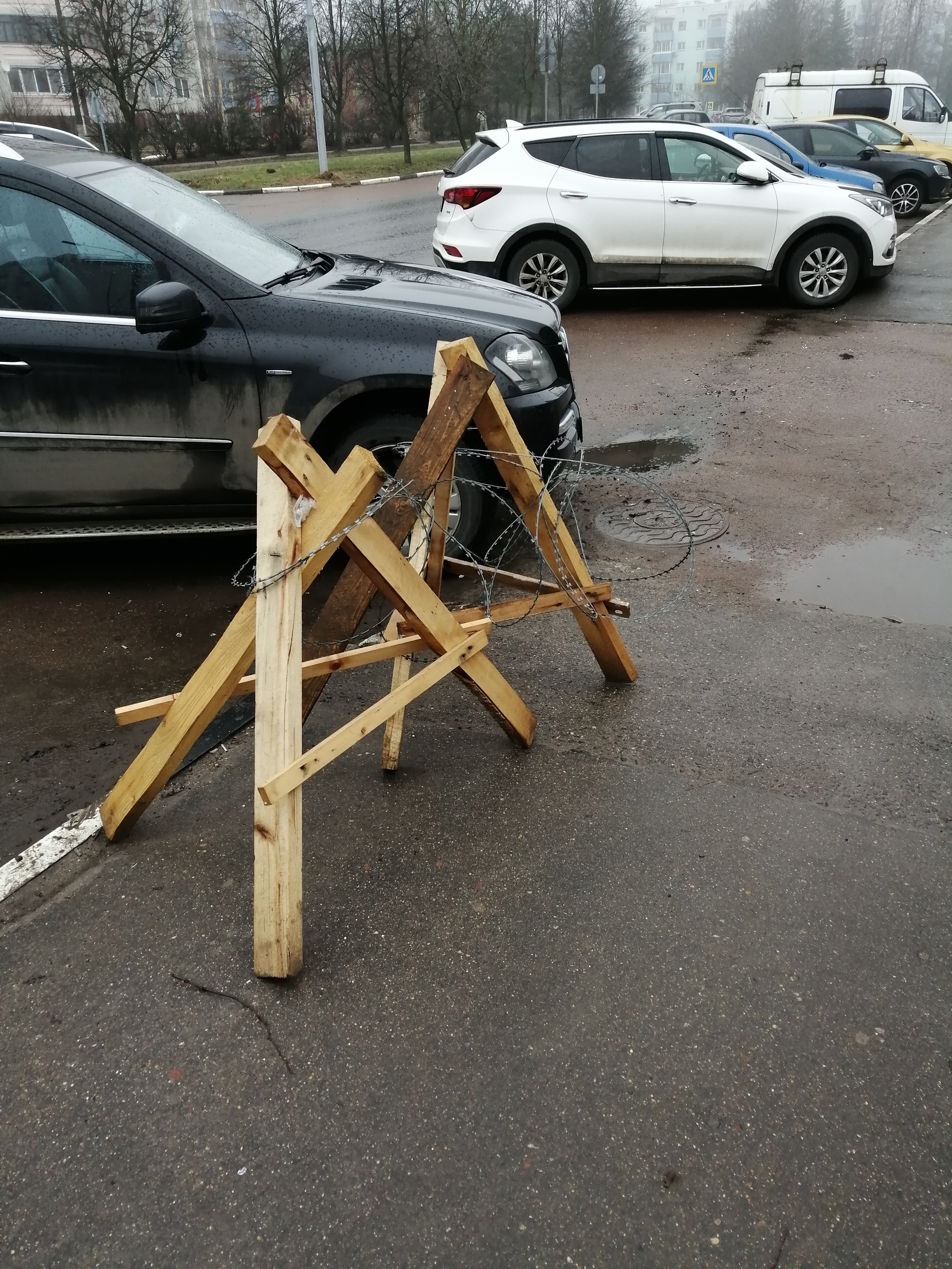 Вчера проходя по тротуару около штаба увидел вот такую картину. Это ж надо было догадаться поставить это заграждение с колючей проволокой на тротуар.... Такой очень травмоопасной колючкой (так называемая Егоза) очень легко могут порезаться любые прохожие, в том числе и маленькие дети, особенно в тёмное время суток.
И хочется спросить устанавливавших эту ограду - вы от кого, и каким образом при помощи этого "заграждения" собираетесь защититься?)))