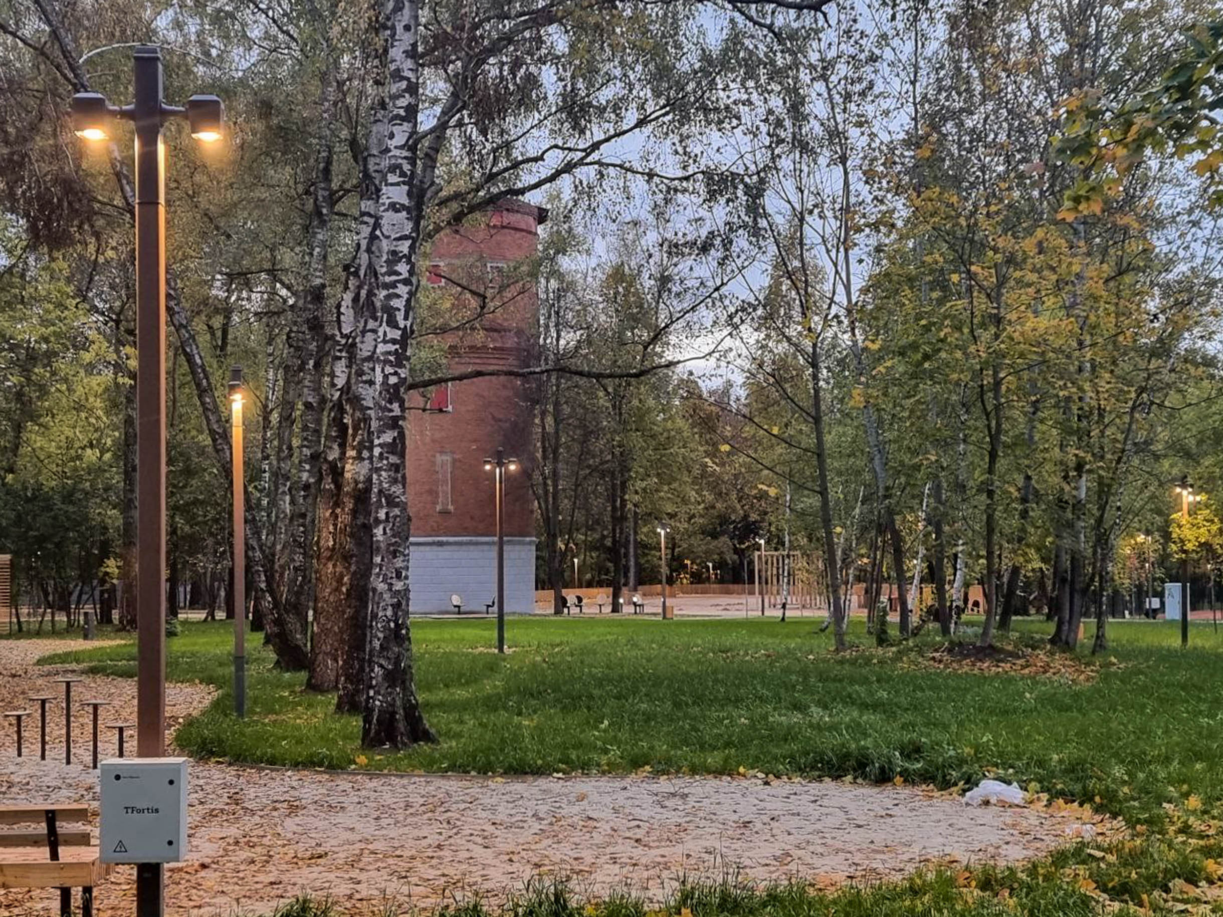 Свет горит Но открытия парка завтра не ждите...