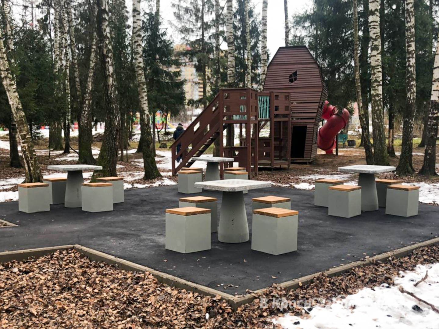 В парке установили антивандальные теннисные столы и столы дл