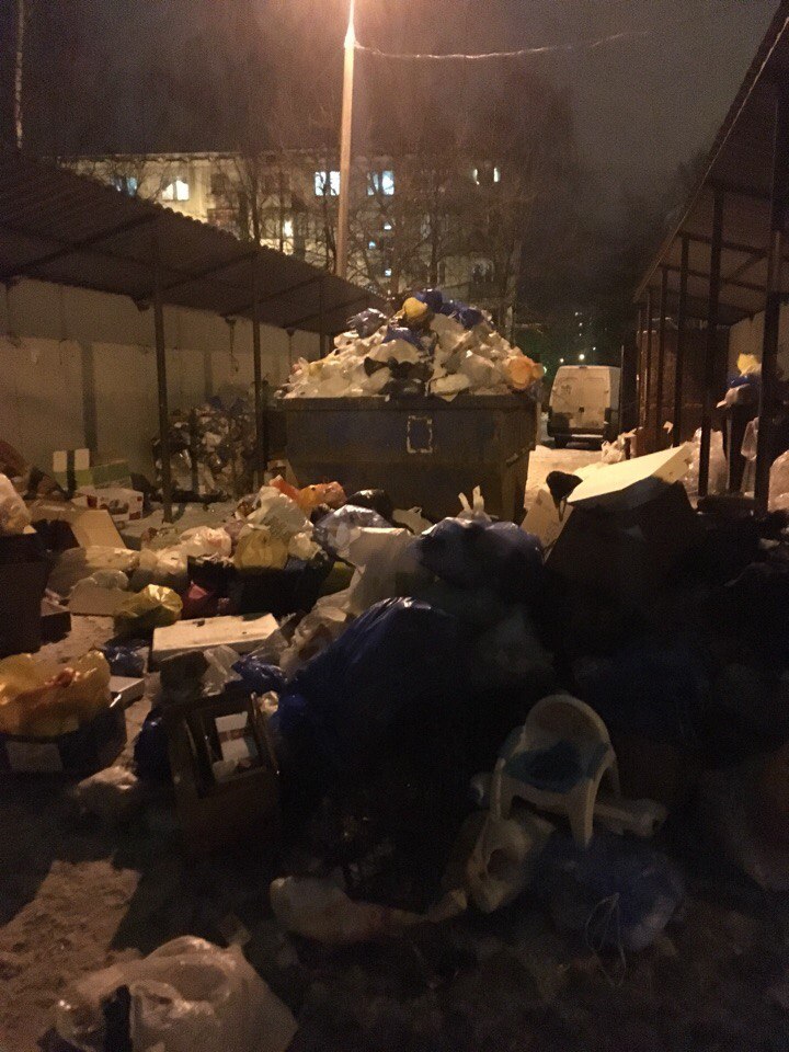 Не рановато ли праздники отмечать коммунальщики начали?!