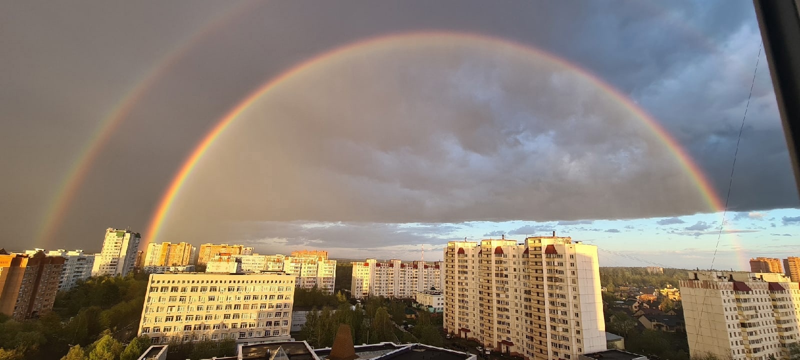 Тот момент, когда подходишь к окну в нужный момент и нужное время! Двойная радуга в небе над Краснознаменском.