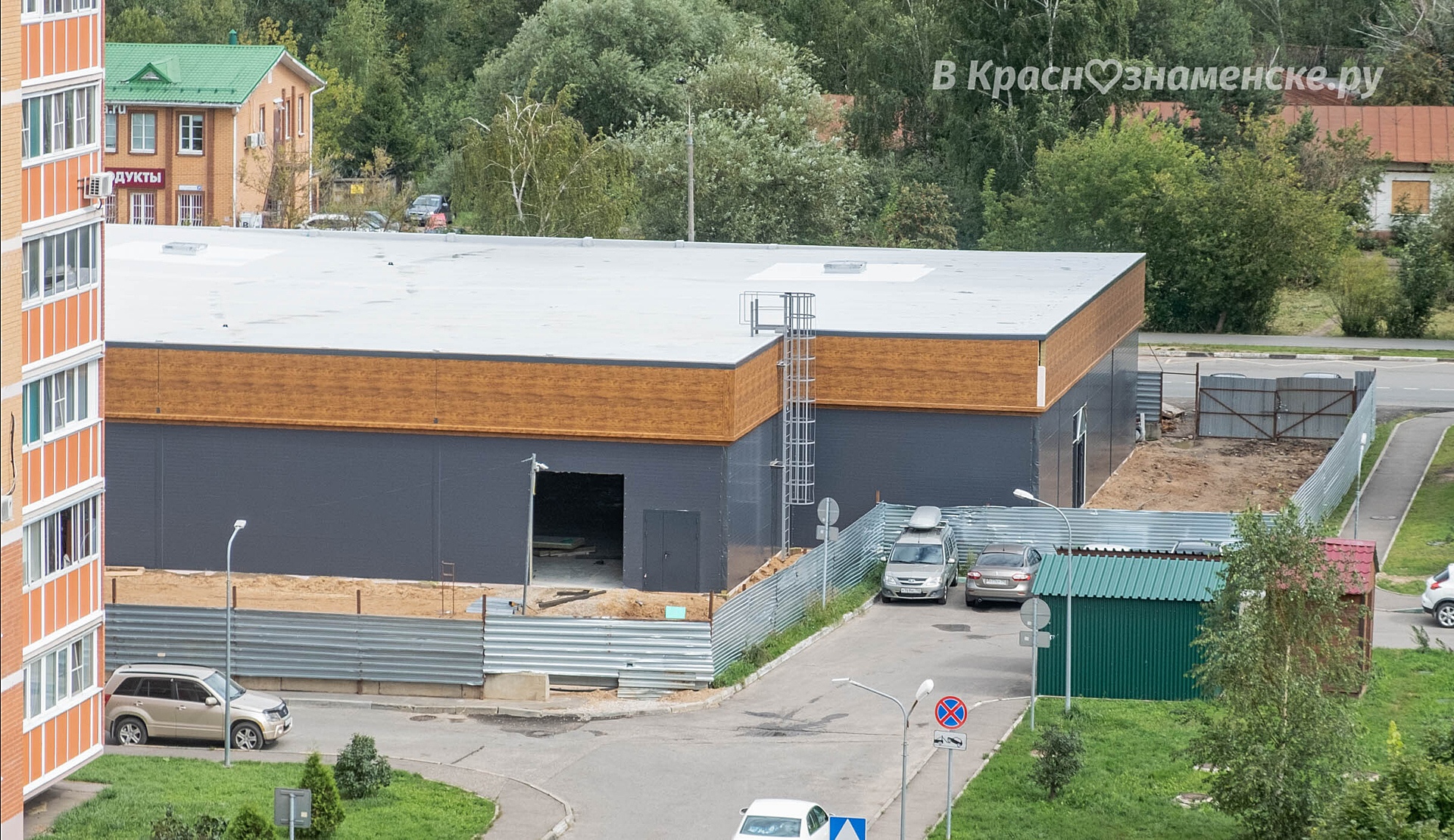 Строительство торгового центра в районе Строителей продолжае