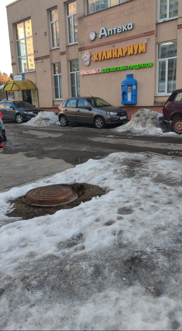 Открытый люк на Связистов д. 12 а