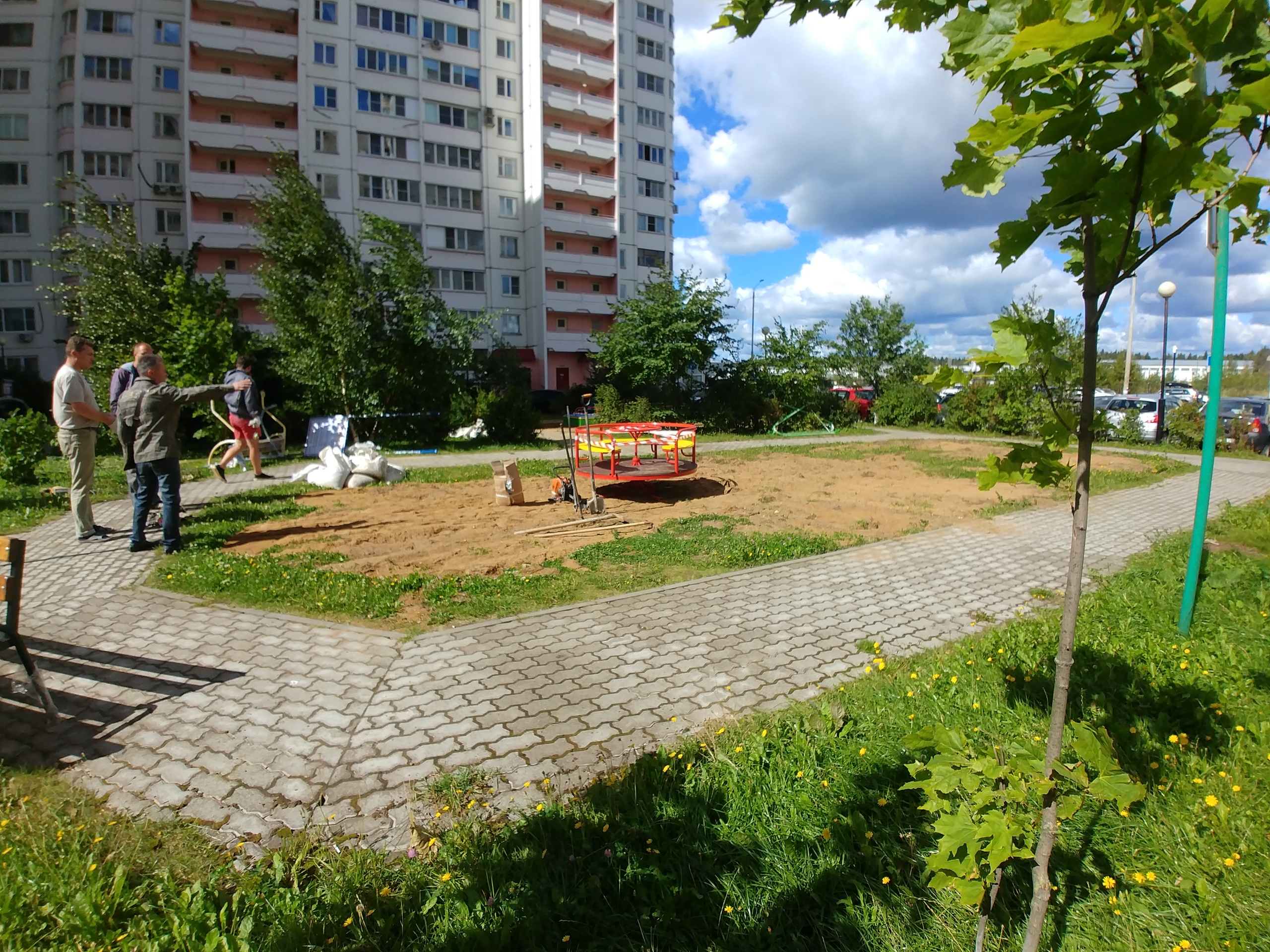 Во дворе Гагарина 19 устанавливают новую детскую площадку.