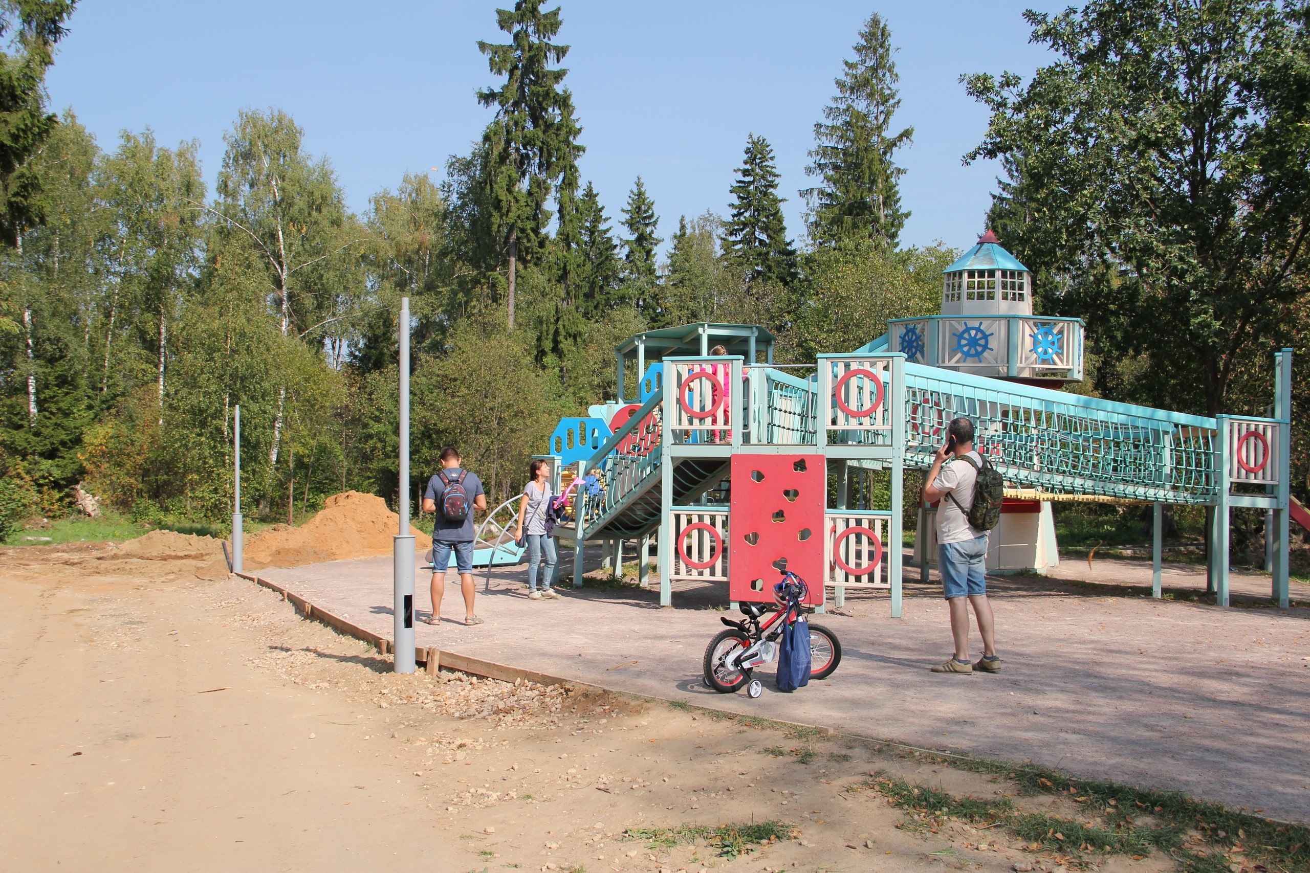 В городском парке становится всё лучше и лучше. Уже установи