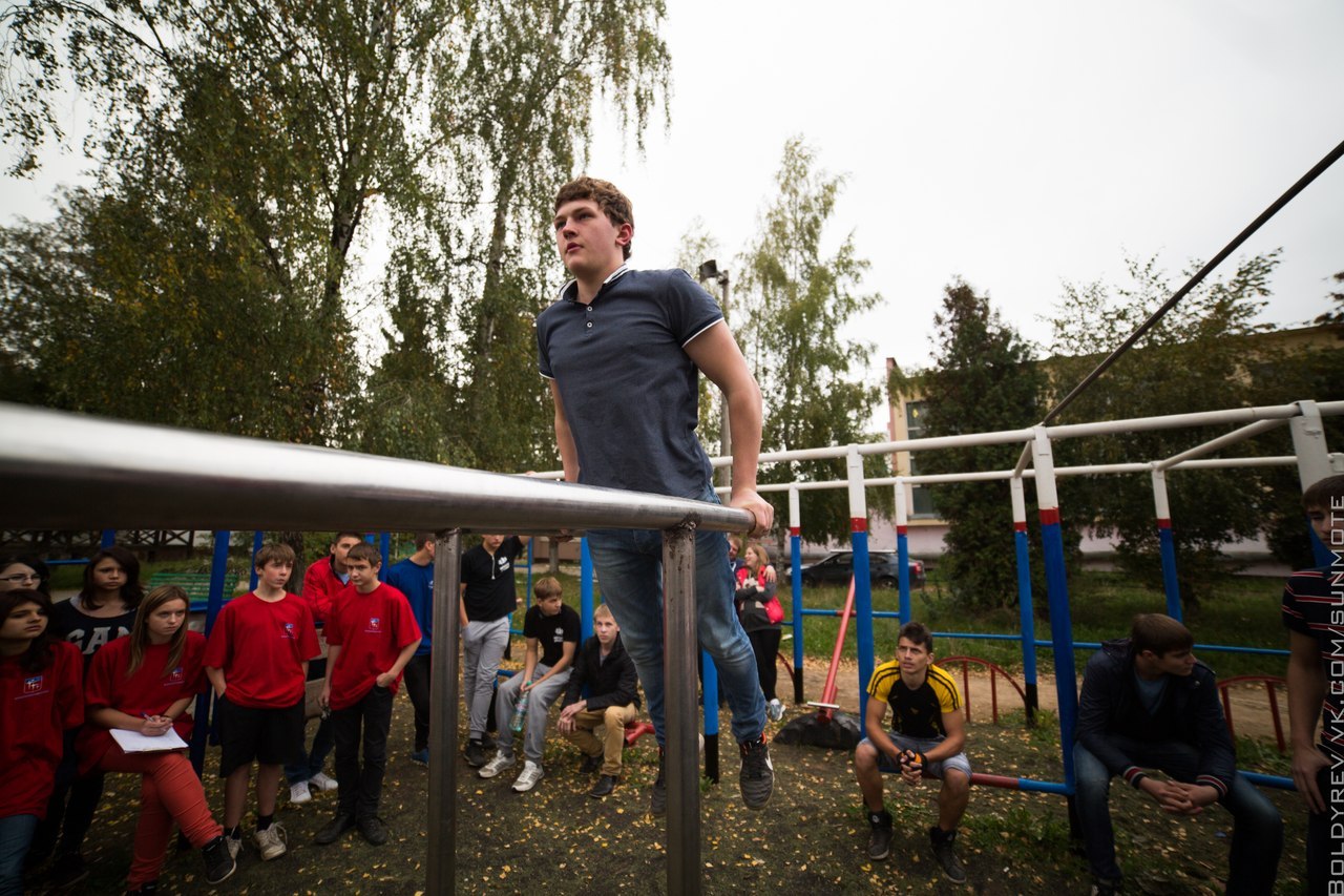Всем привет, сегодня мы с вами посмотрим как проходили соревнования на спортивных сооружениях около 1ого пруда, было много людей всех возростов, но может кто-то не смог придти. 
Ребята подготовились основательно, принесли колонку и ноутбук, скамью для