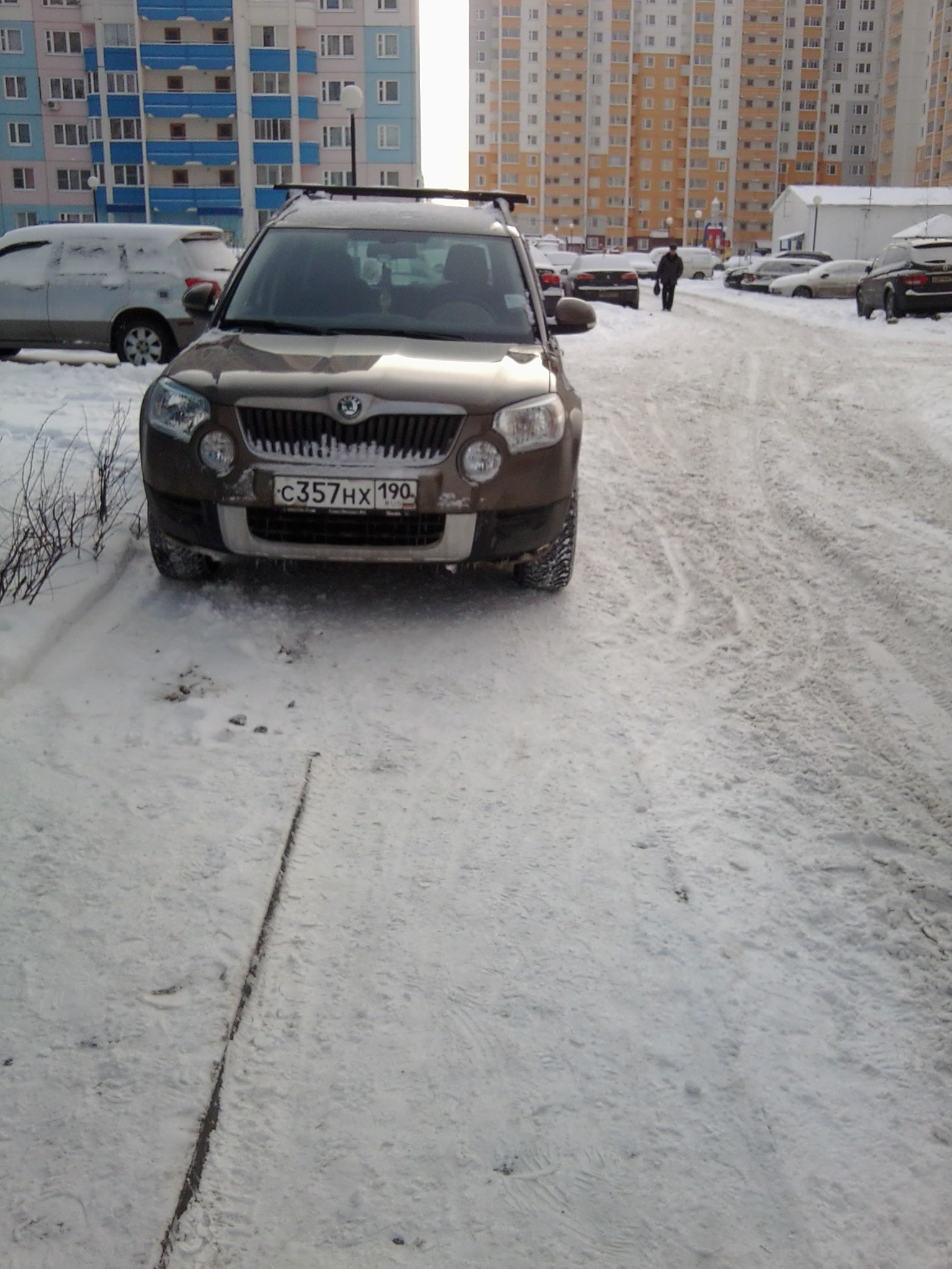 Вот так паркуются точно КОЗЛЫ, в узком проходе между 2 домами, втавать на тротуар, а если машин 2 или 3 подряд (дурной пример заразителен ведь !!!), то когда приходиться тащиться с коляской по дороге, а вечером при плохой видимости, надо успет