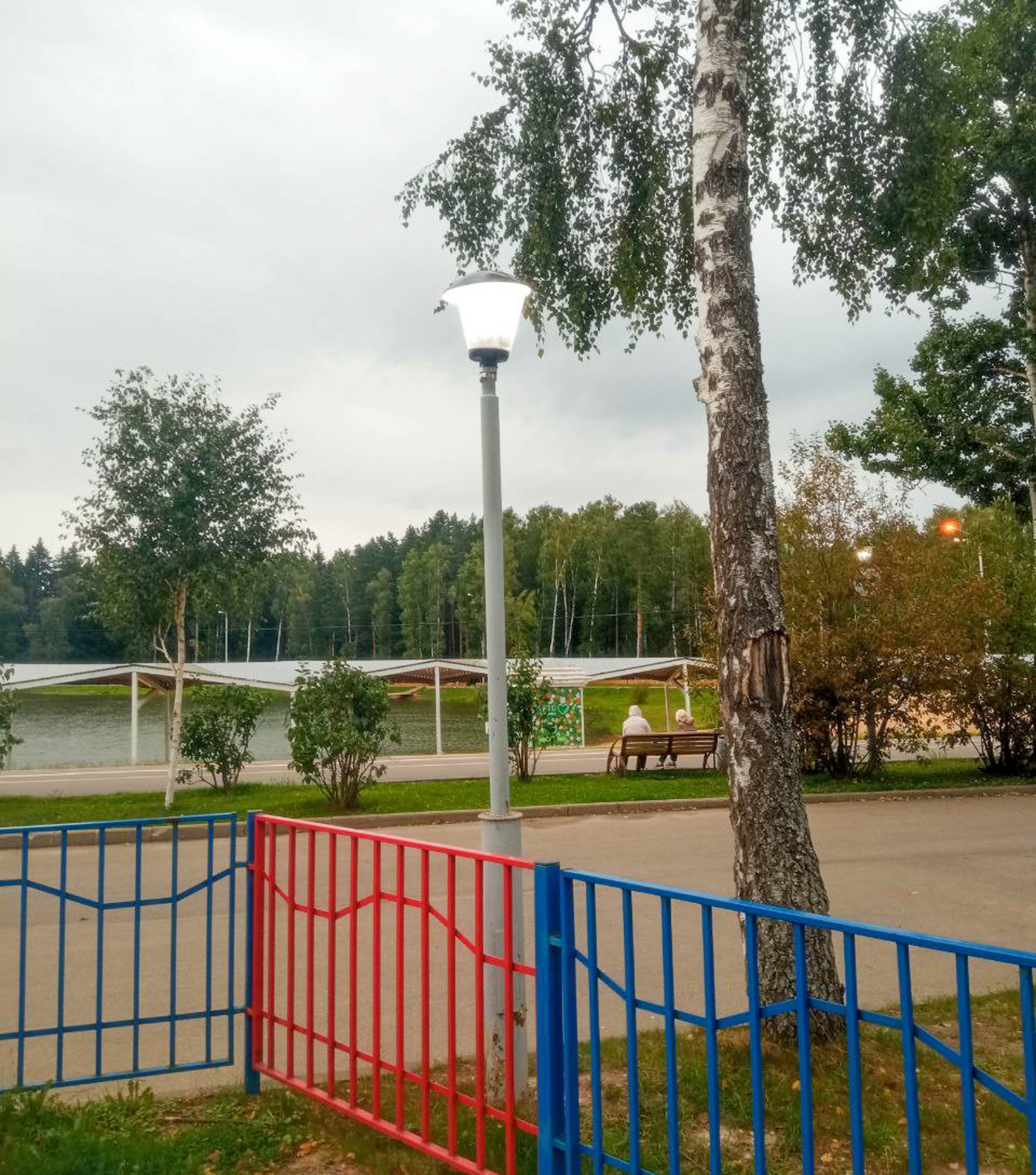Вечером по городу темно, но зато на озере в 16.00 уже все го