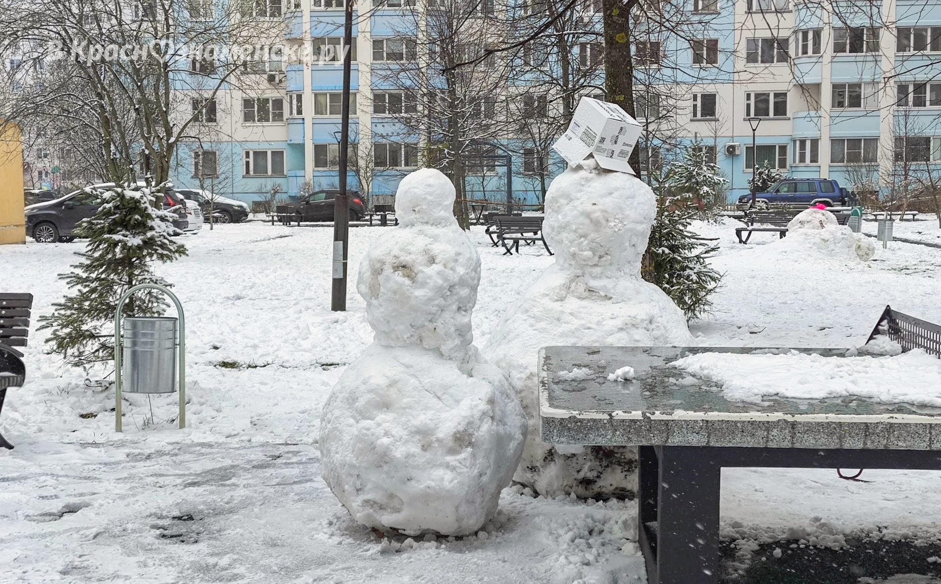 Апрельские снеговички на улицах города.  Делитесь фотография
