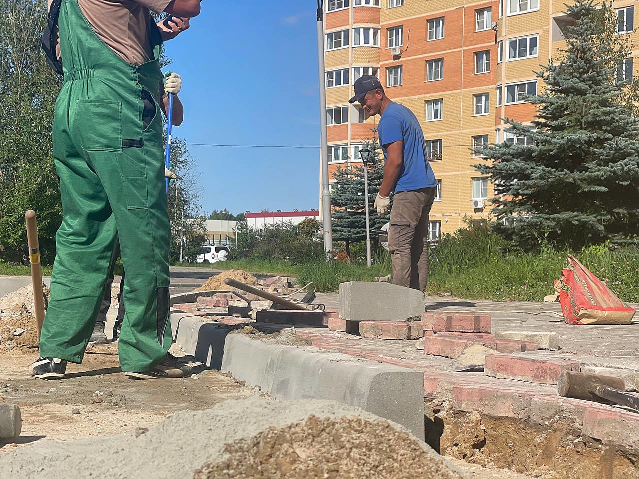На ул. Связистов обновляют бордюр — Краснознаменск