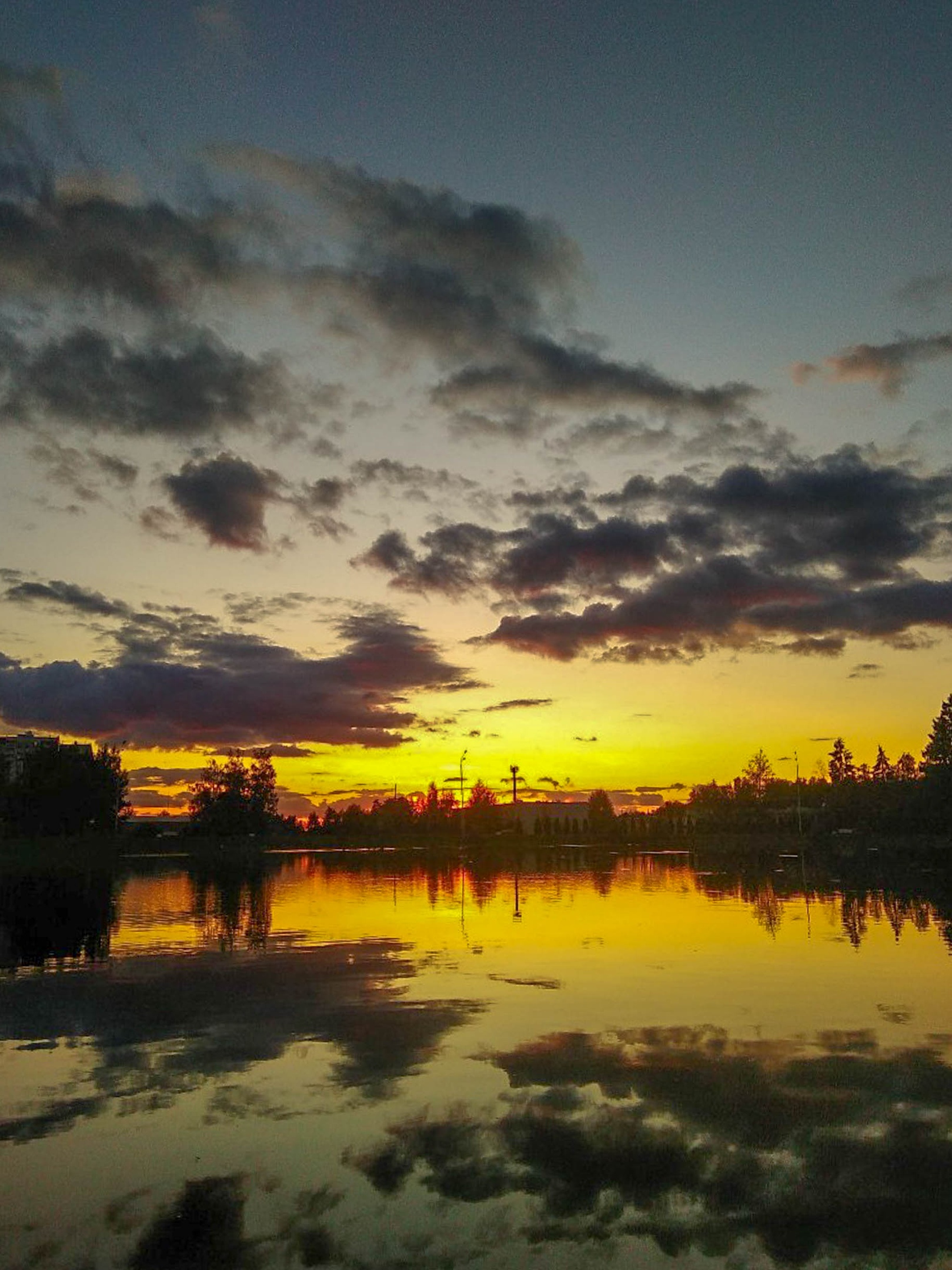 Закат коснулся водной глади фото: Артем Мушкудиани