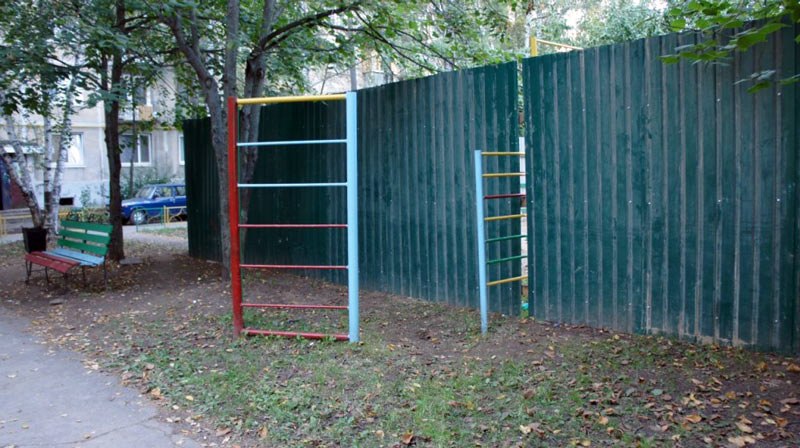 Во дворе дома № 8 по улице Парковой ООО "Ниском" проявила фантастическую жадность, отобрав значительную часть детской площадки у детворы из близлежащих домов.
