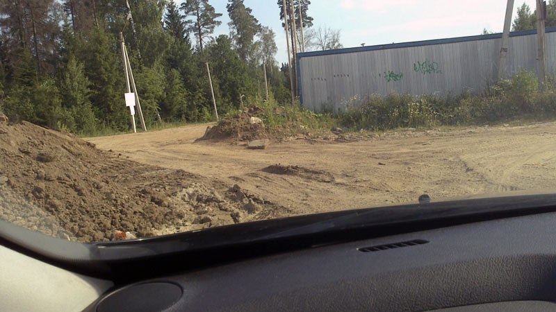 Мусор от ТЦ "Звездный" свозится на свалку у лыжной трассы города.