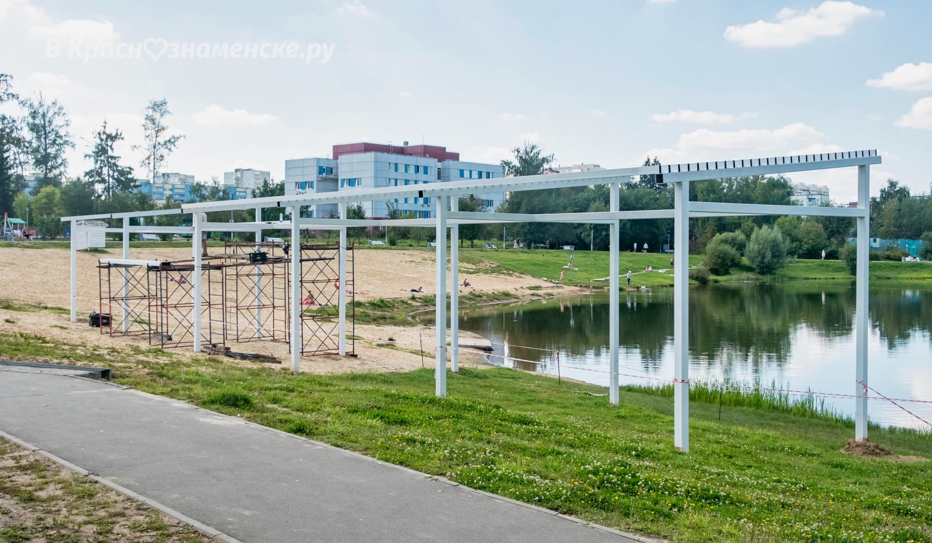Работы по установке нового навеса на Новом озере идут полным