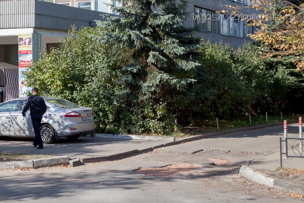 Отсутствие съездов с тротуаров для колясок и неразумная высота бордюров