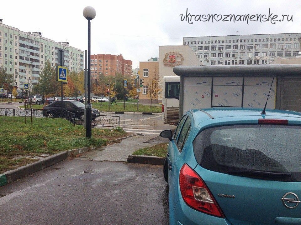 Отсутствие съездов с тротуаров для колясок и неразумная высота бордюров
