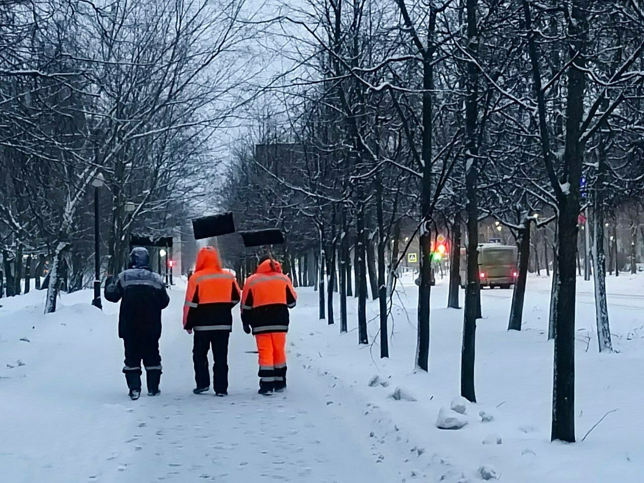 Пока ты спишь или на работе ...)