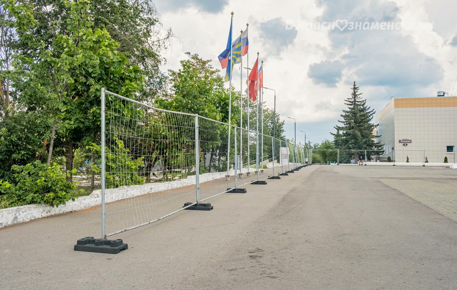 На площади Ленина по периметру устанавливают ограждения.  По