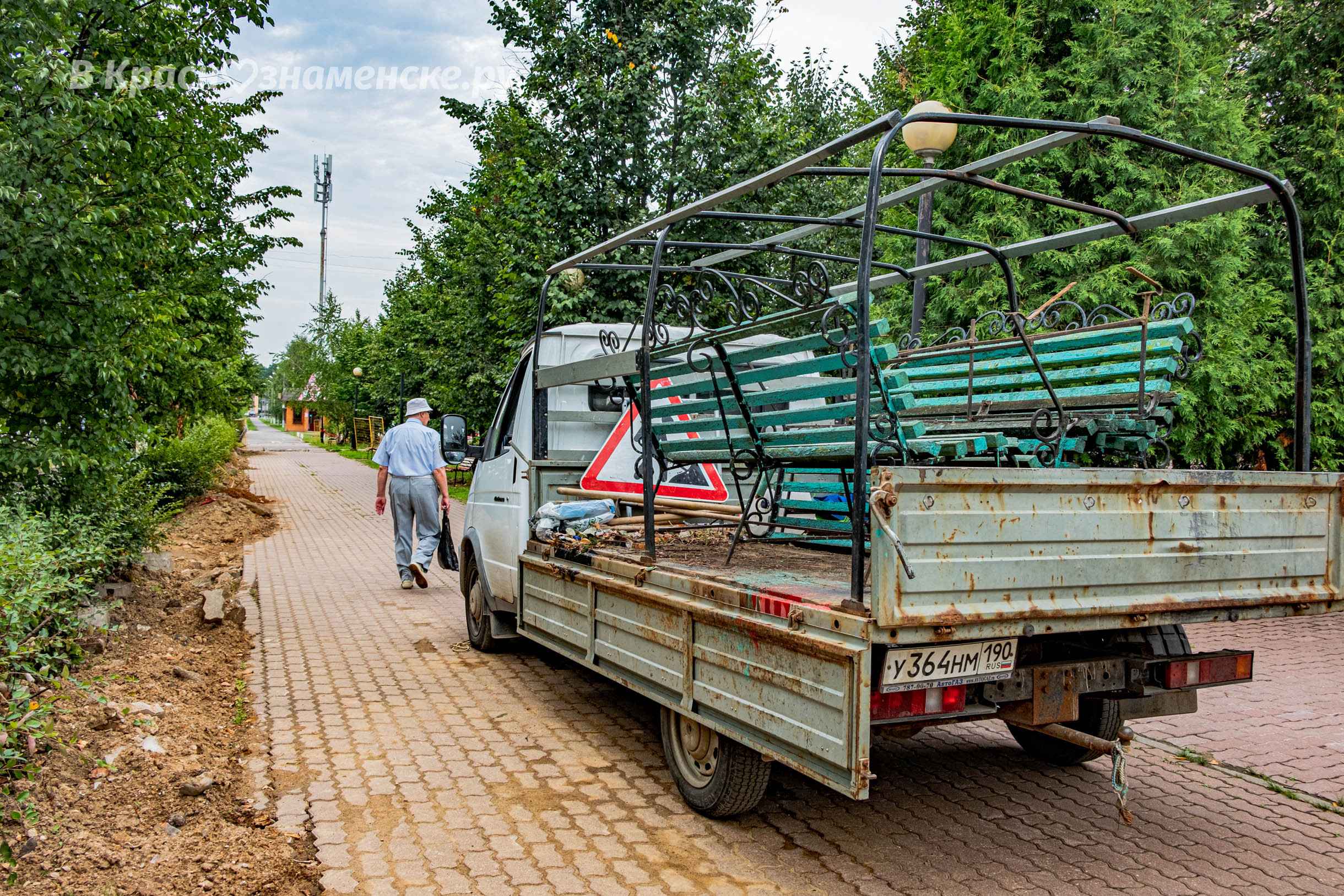 Замена скамеек по левой стороне ЦРТДЮ