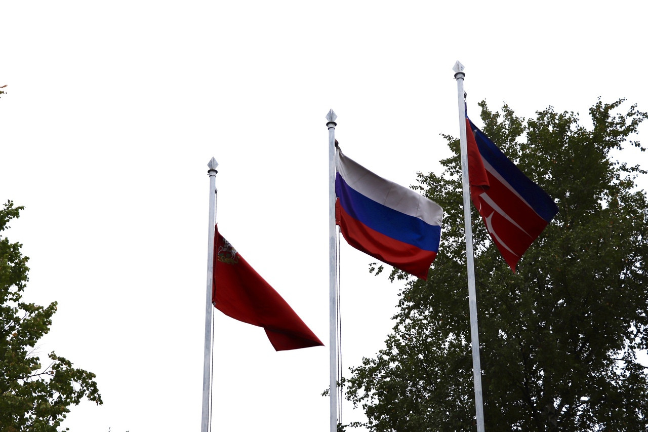 Сегодня в День Государственного Флага России возле здания го