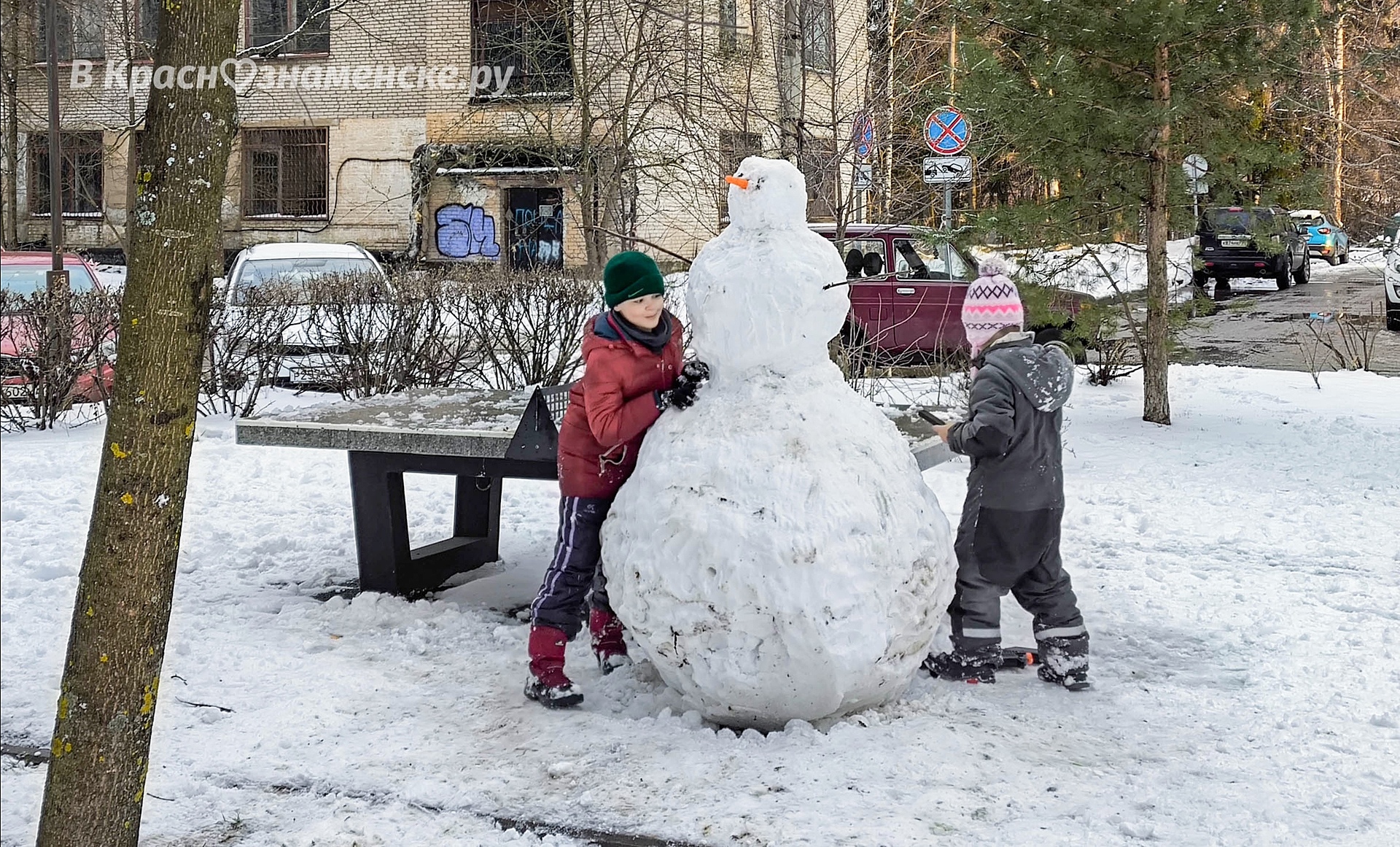Апрельские снеговички на улицах города.  Делитесь фотография