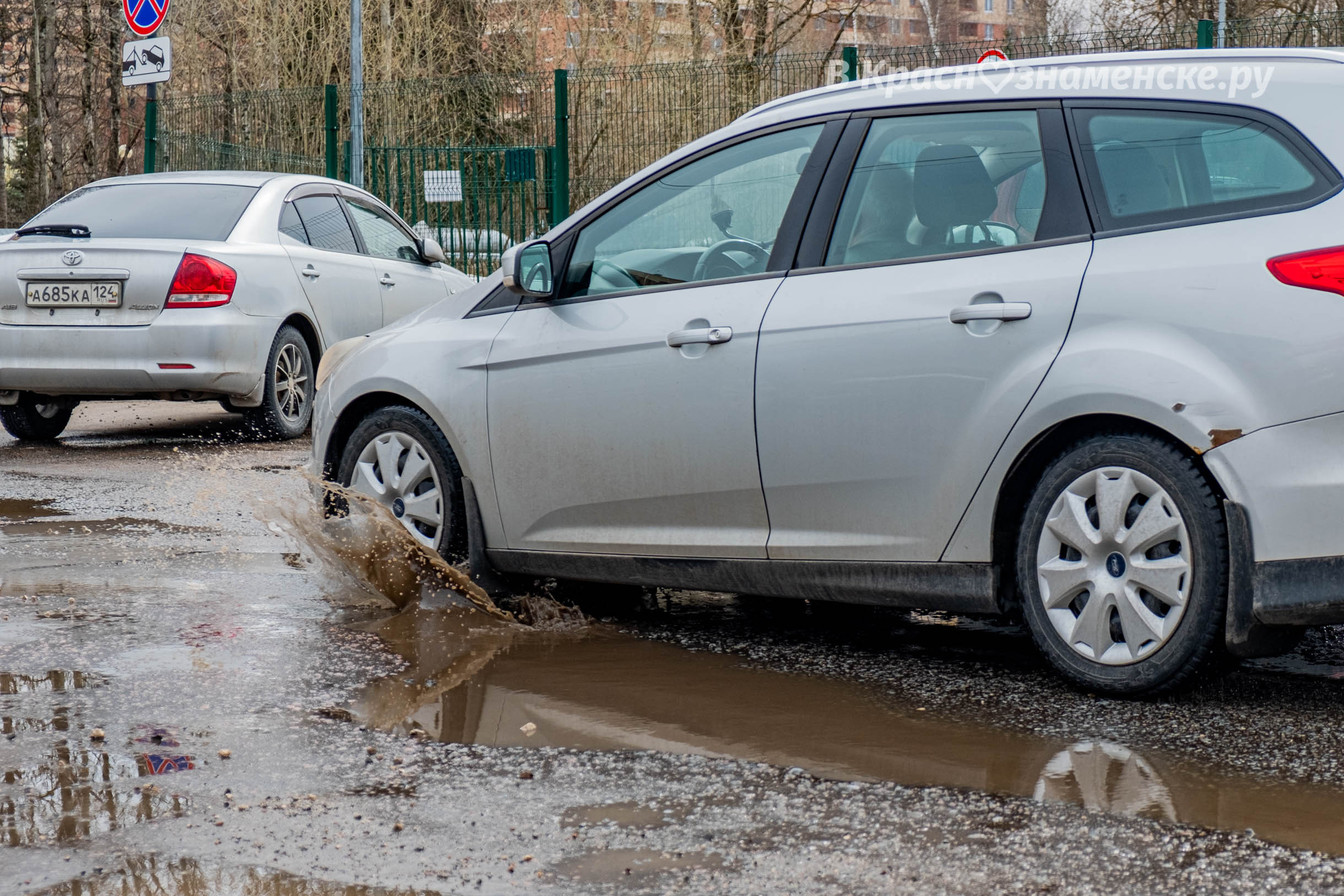 Огромные ямы на Октябрьской улице напротив Пятерочки  Водите