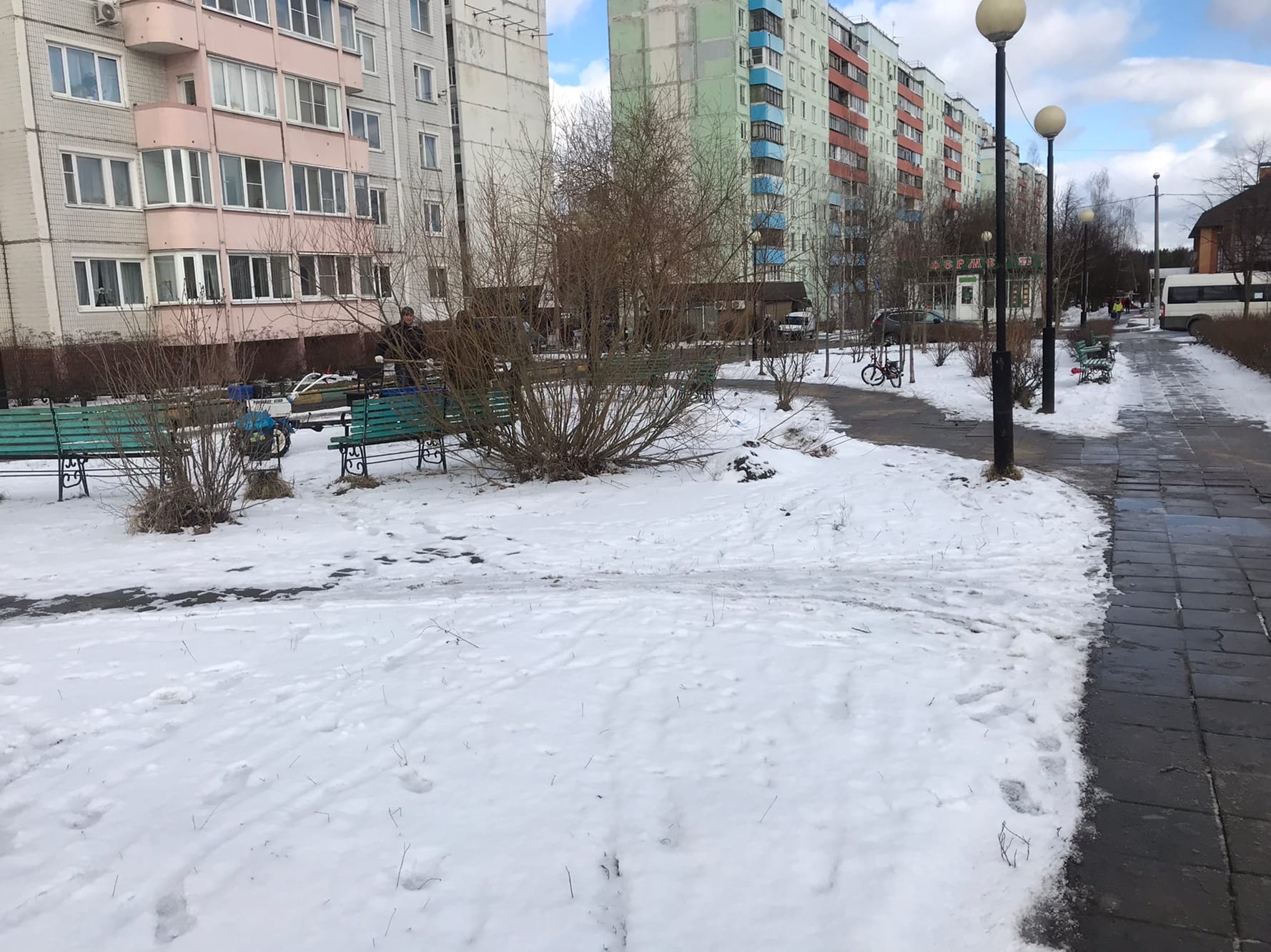 Зачем посыпать солью тротуар, на котором и так растаял снег… идёшь , а тебе лопату соли под ноги .