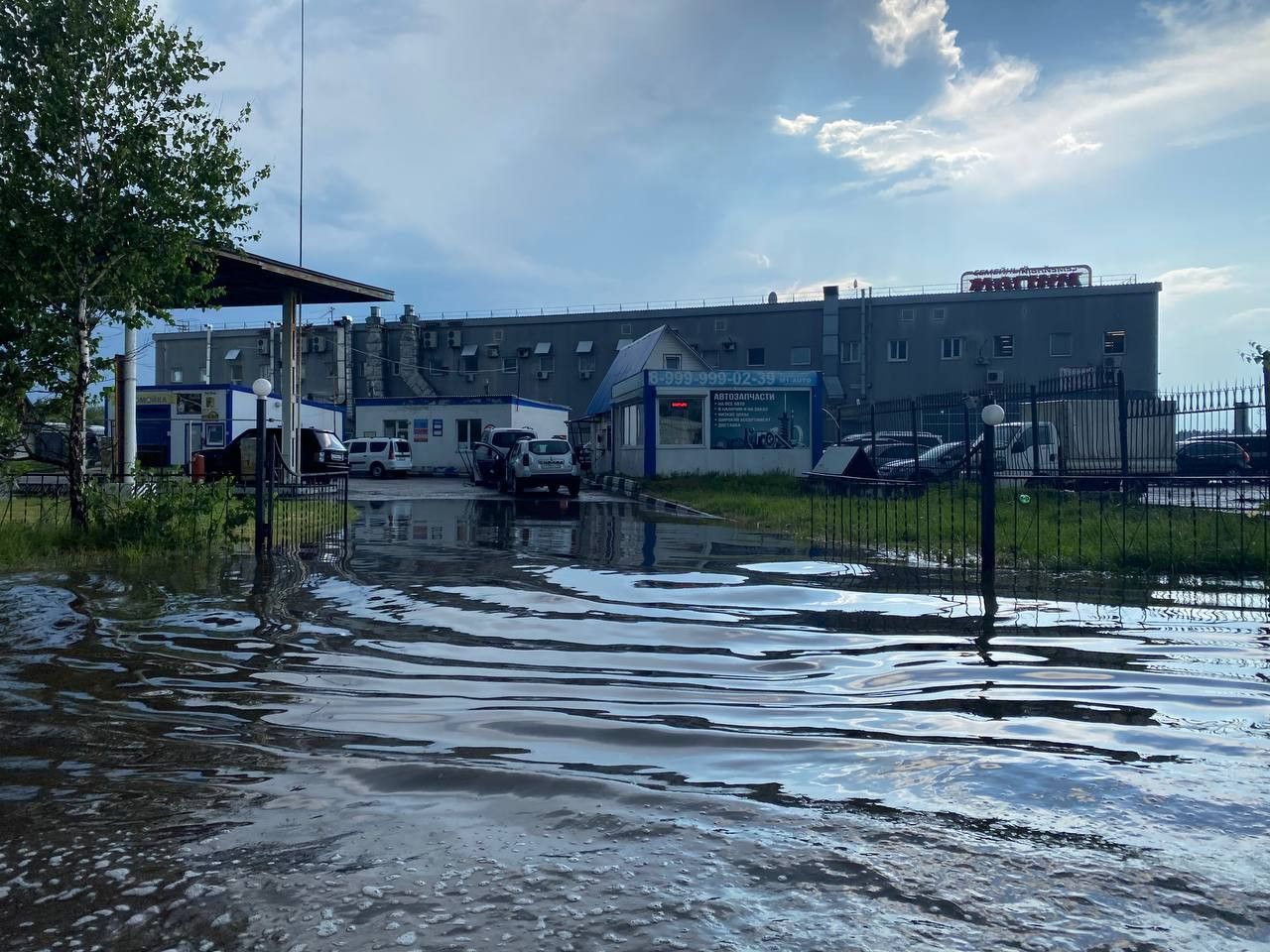 Улица Гагарина и 9 КПП ушли под воду. Дорога новая, проблема