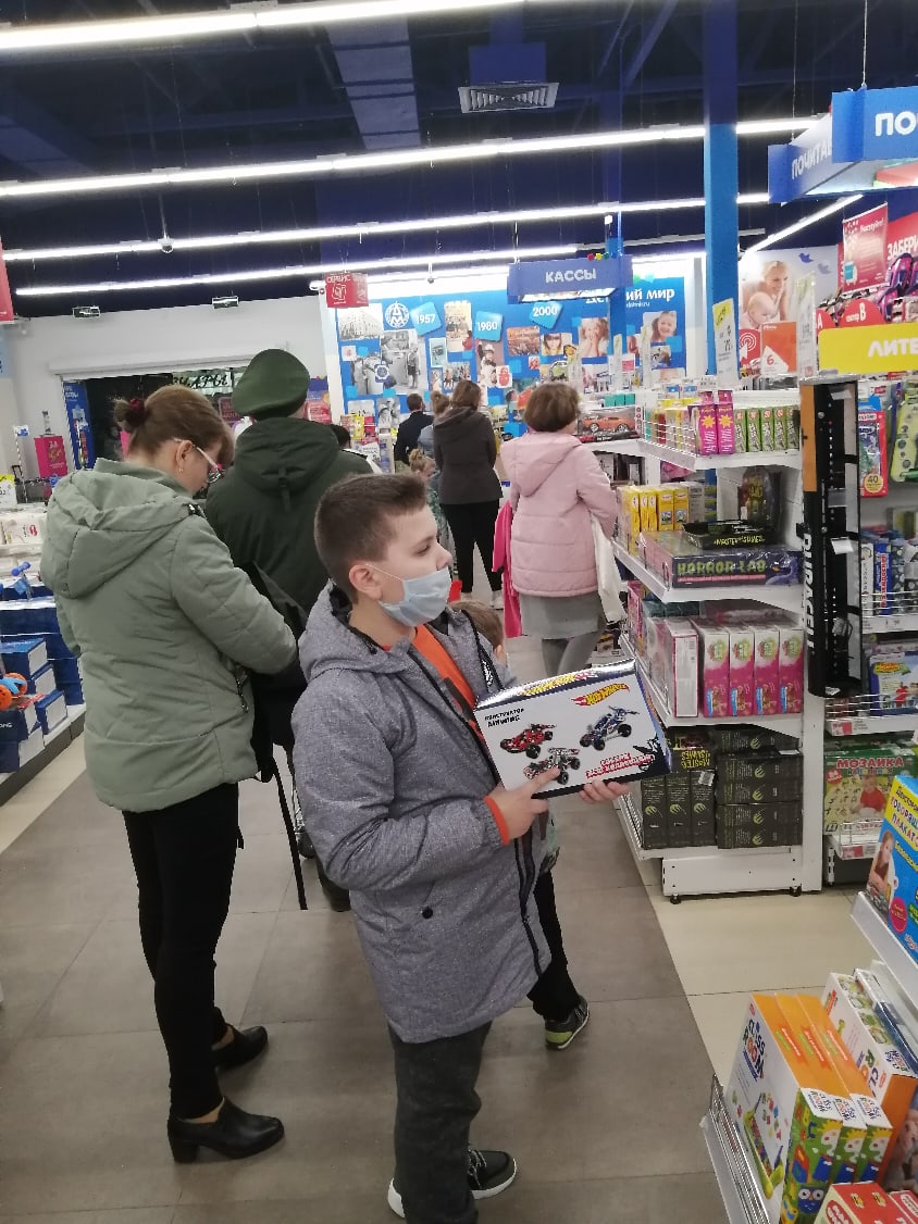 Очередь в детском мире))
