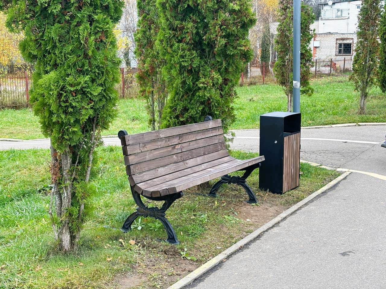 В Городском парке появились 30 комплектов новых лавочек и ур