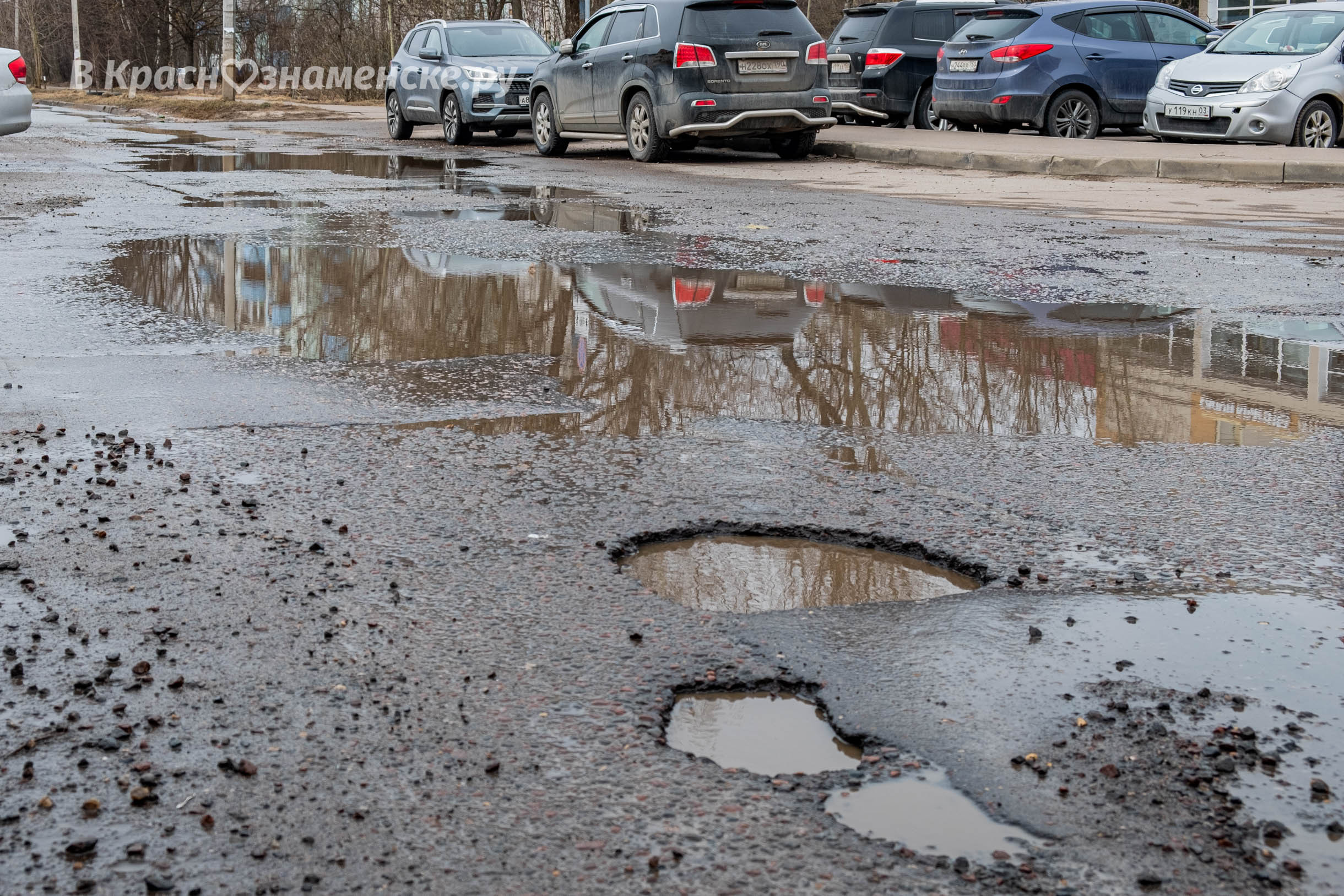 Огромные ямы на Октябрьской улице напротив Пятерочки  Водите