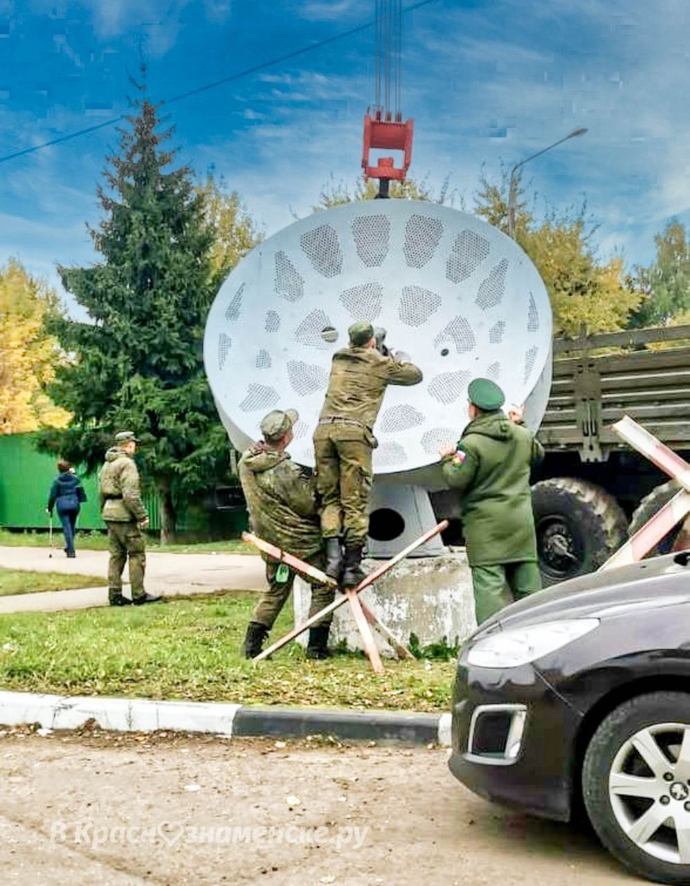 ОГО! новый крутой памятник около штаба! (со стороны ул. Кобя