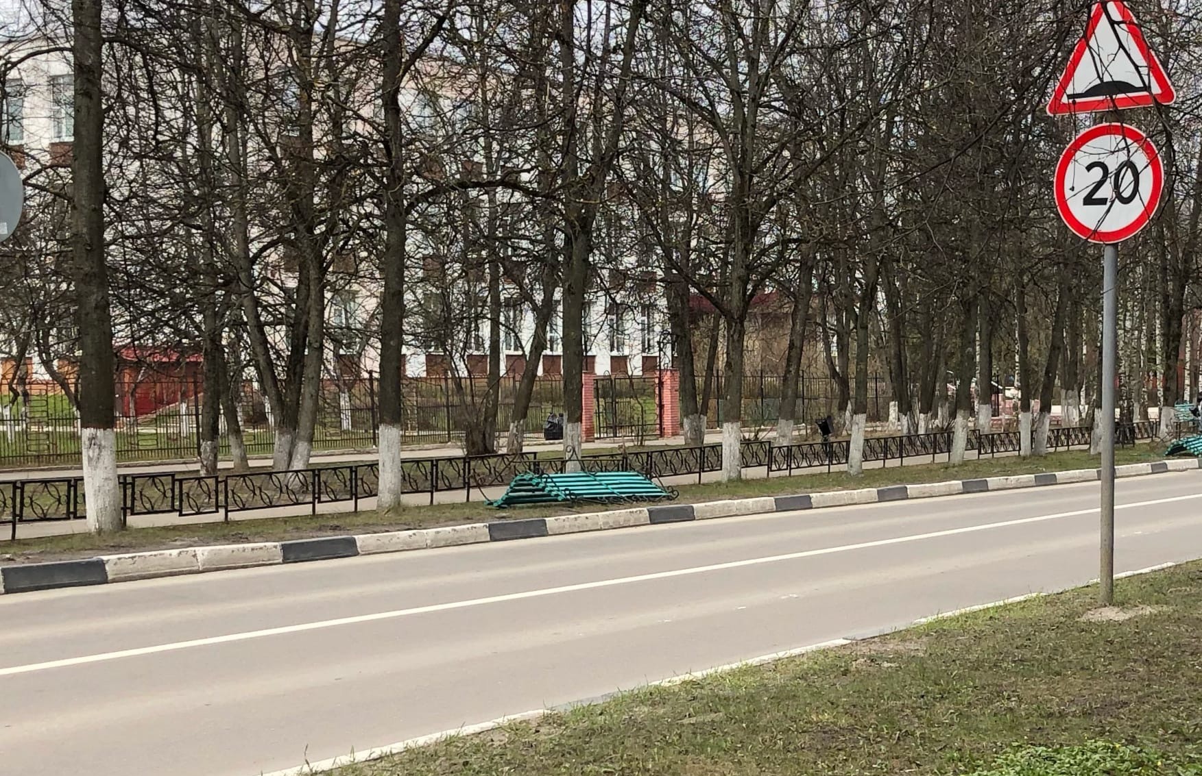 Лавочки начали окрашивать. Будьте внимательны. — Краснознаменск