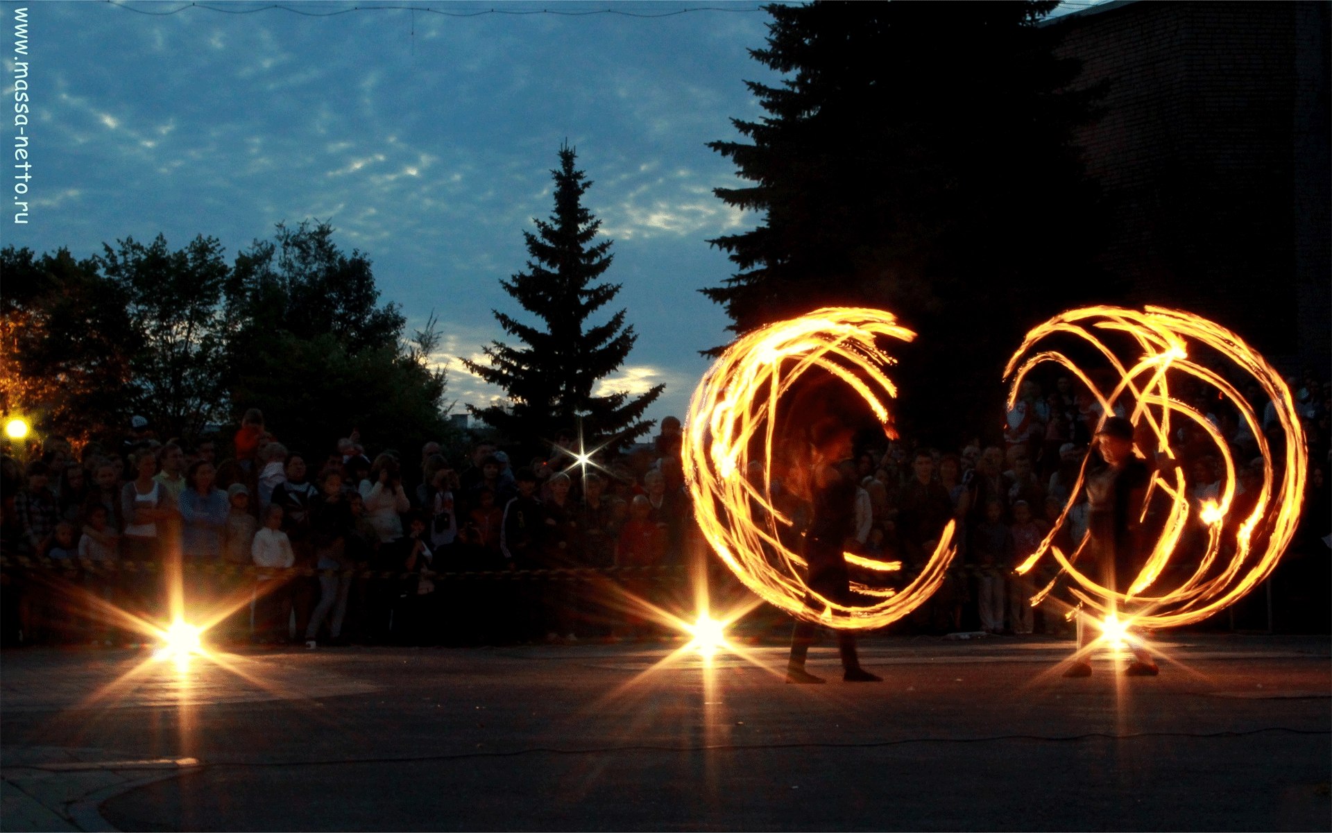 В г. Краснознаменск 26.08.2012 прошёл фестиваль Fire Show "Легенда огня", организаторами в котором выступили представители Молодёжного центра города 
Творческое объединение "Масса Нетто" презентует свою версию произошедшего и благод