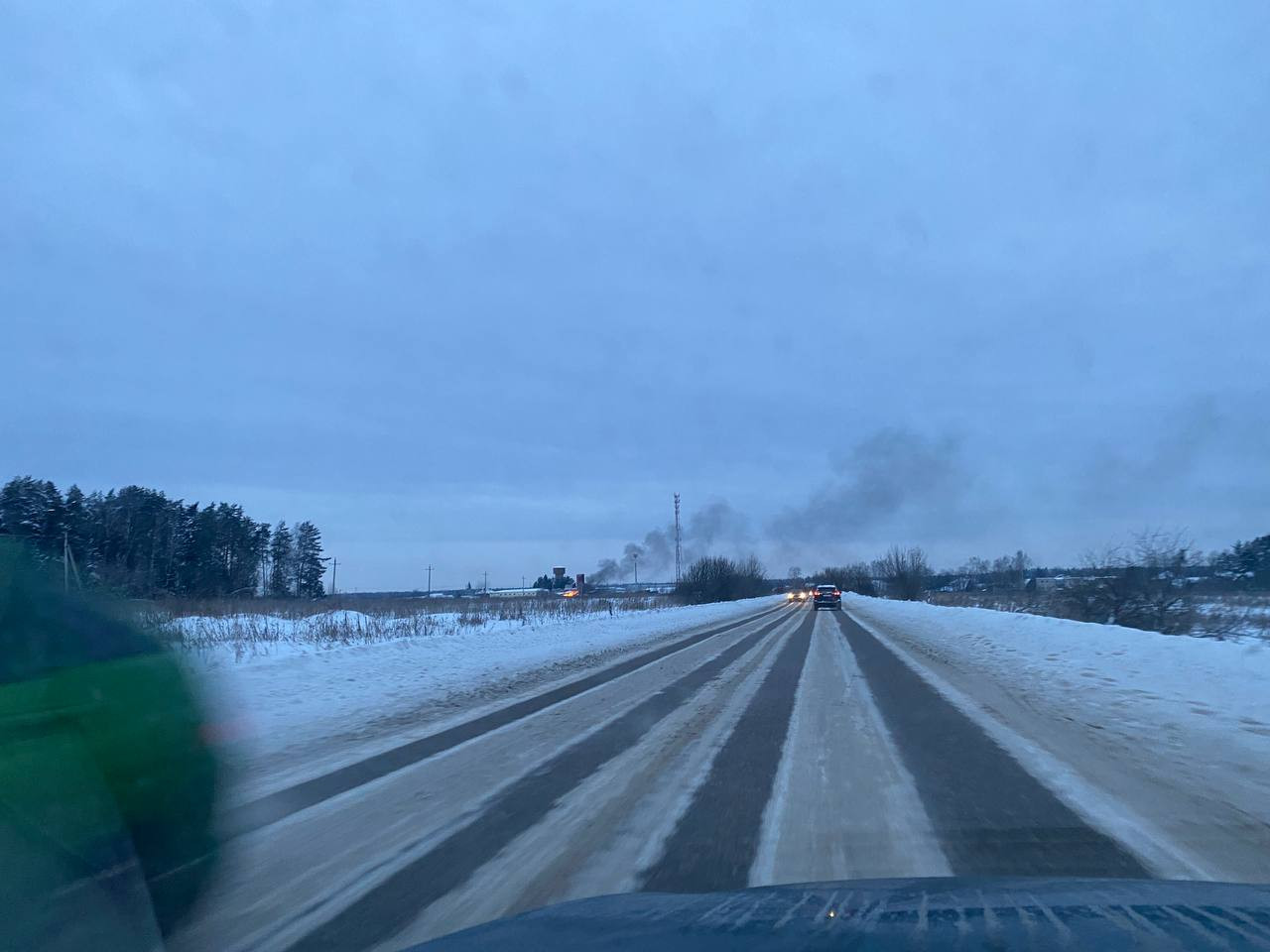 Горит складская база около города