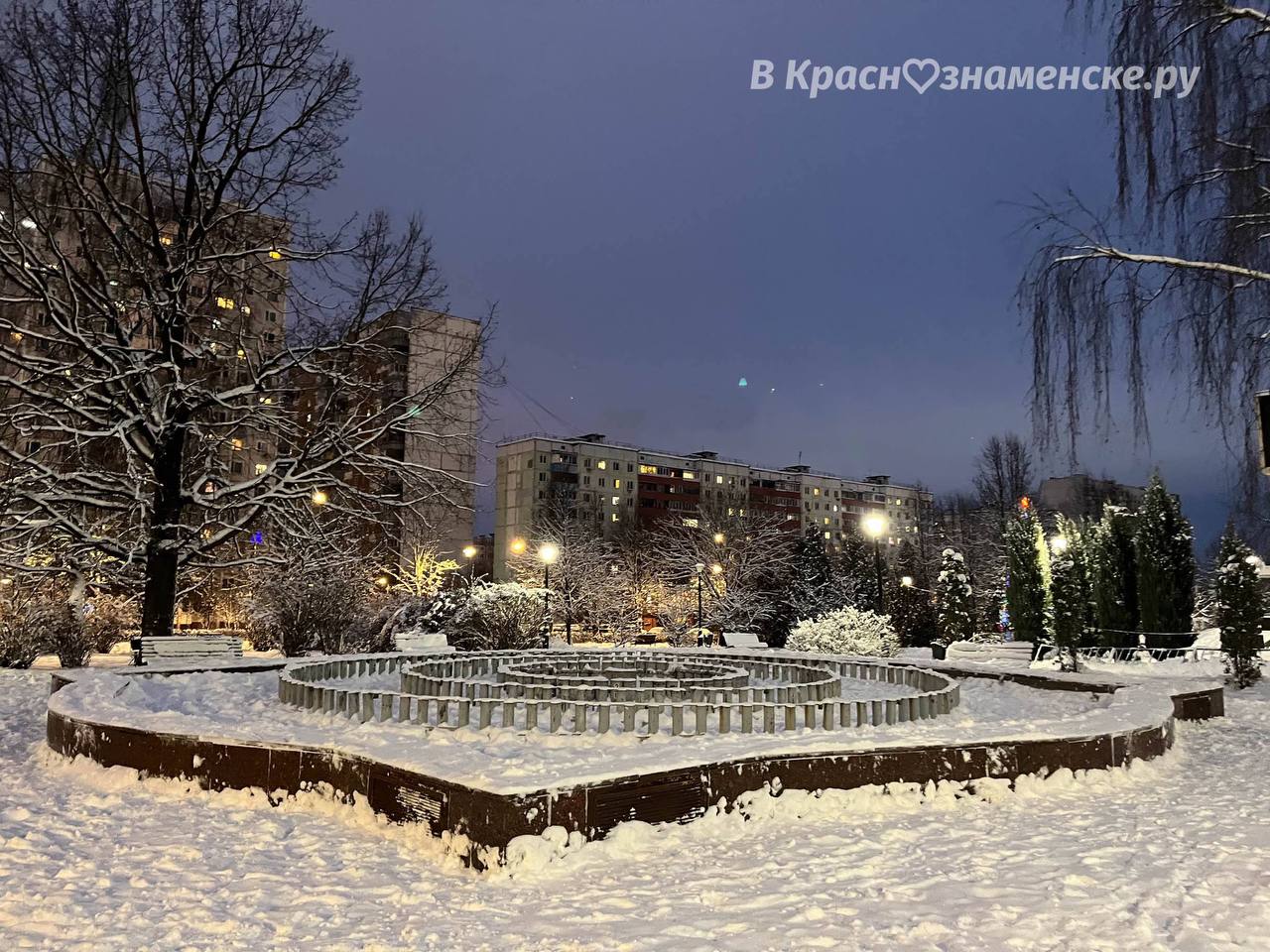 Фонтан около ЦРТДЮ в четырёх актах: весна, лето, осень, зима