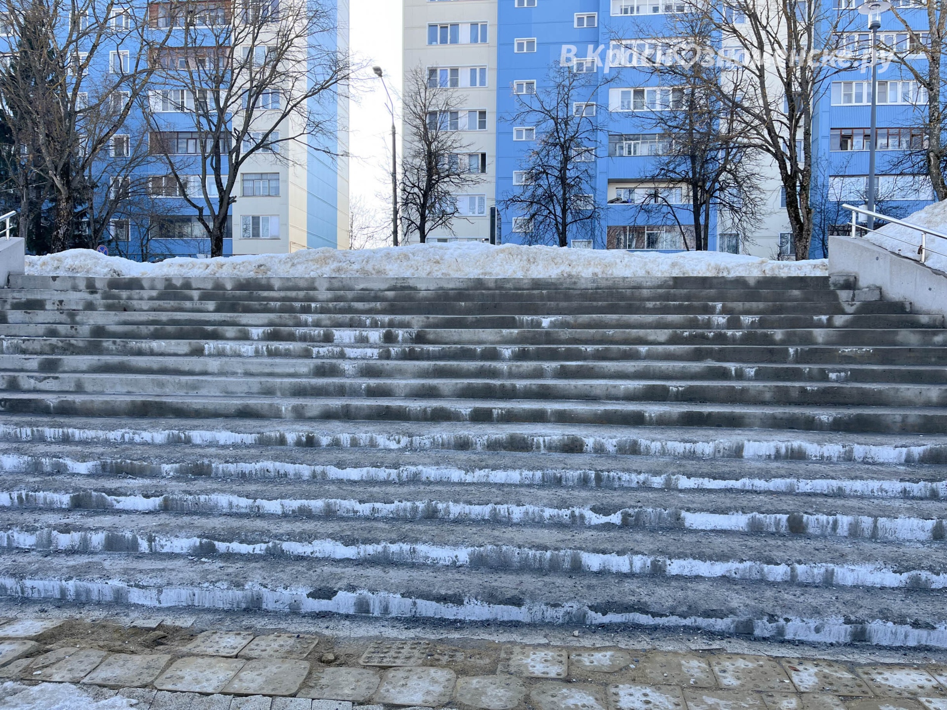 Многострадальная лестница у городского озера не вынесла суро