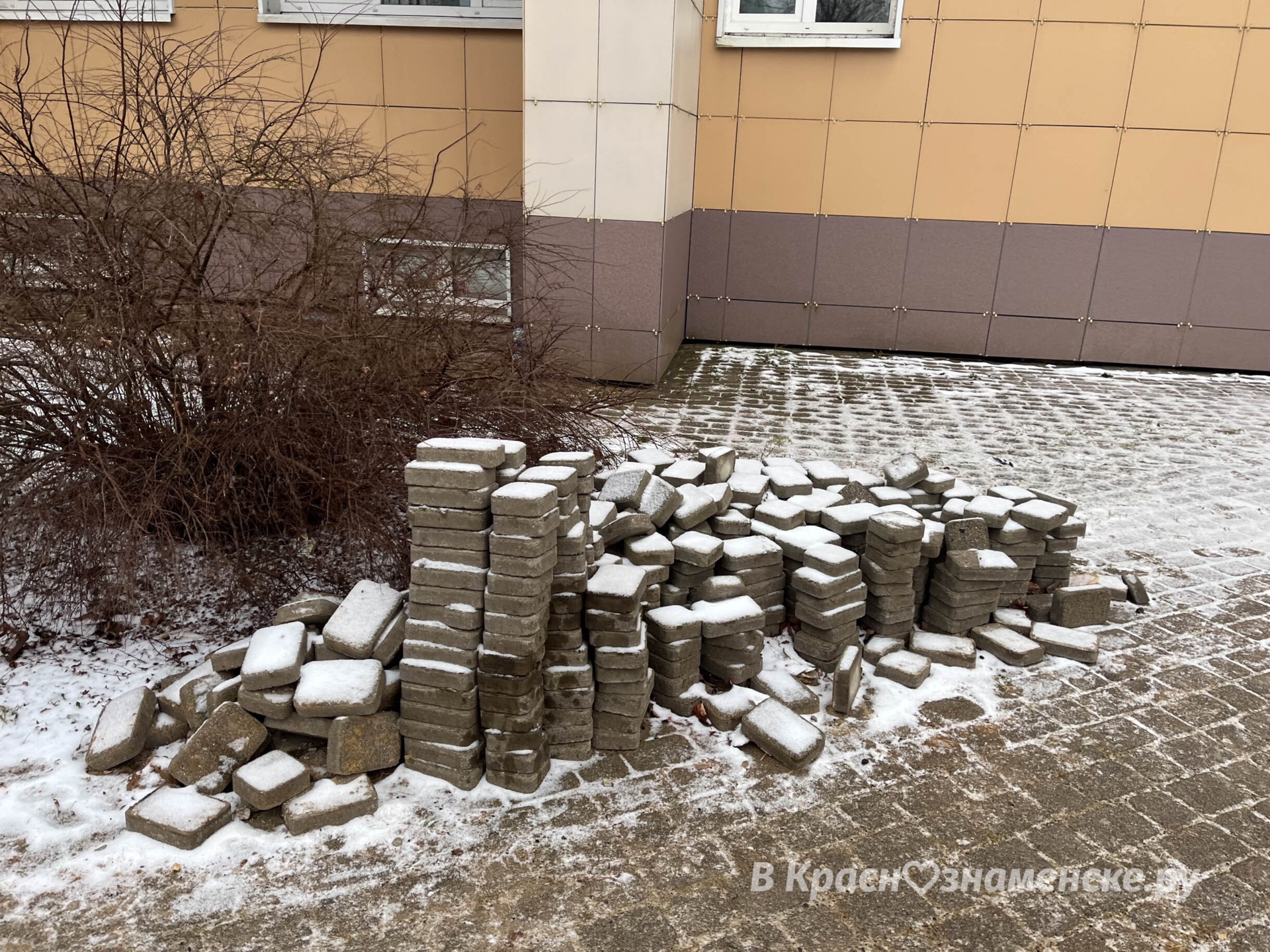 На ул. Октябрьская вновь появилась пешеходная дорожка.  Пока