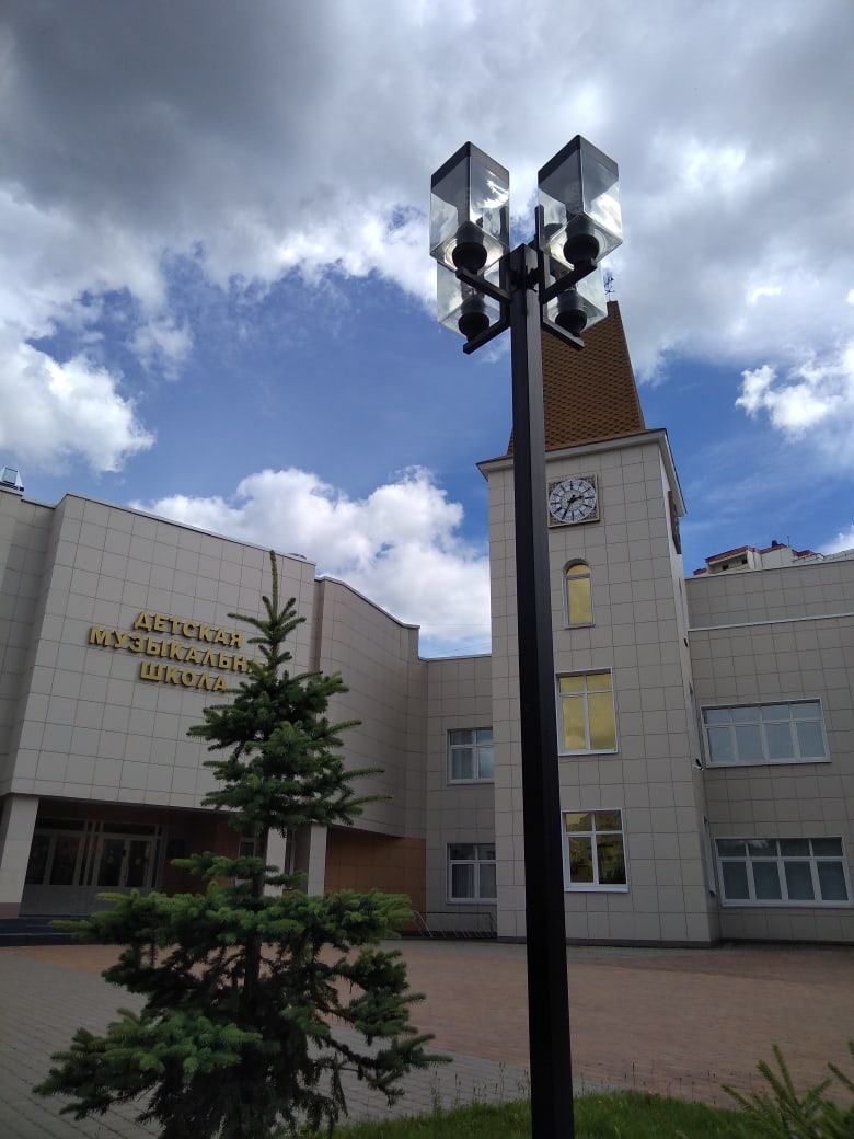 Есть школа на Земле одна, Всегда в ней музыка слышна. Смычко